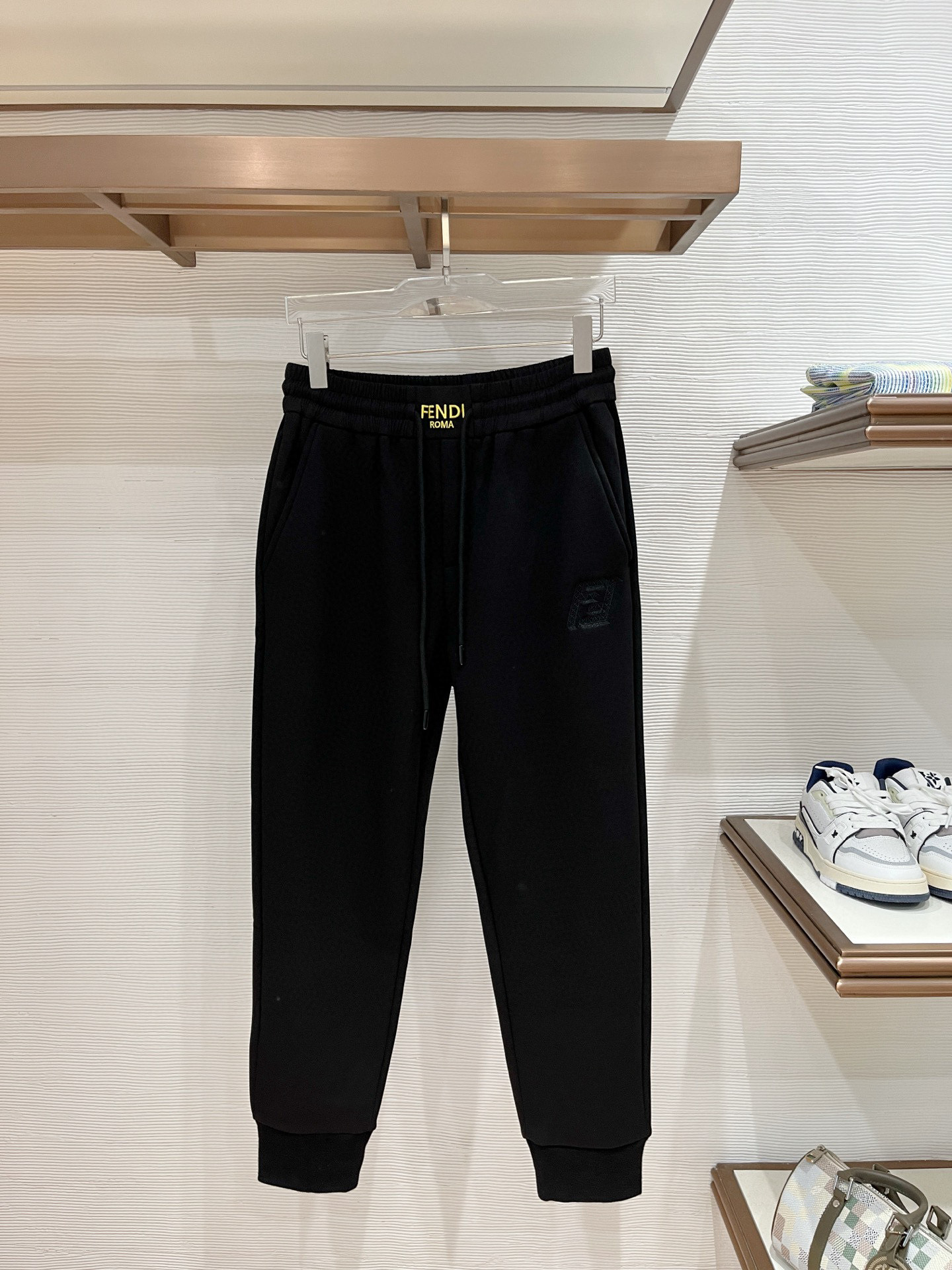 NO:599708,.25 Autumn and Winter# Fendi Fendi mink velvet all-in-one velvet trousers are the most indispensable velvet products in autumn and winter, especially trousers of this brand, which are really extremely rare. This model is the latest model on the counter this year. The performance and specifications are synchronized online with high-value products, making your matching more outstanding and more diversified.  Created by splicing styles, this is also the latest street style this year. It is not only an exclusive interpretation, but also major brands have launched this style one after another. It has a luxury similar to fiber pants and takes into account the comfort performance of casual pants. It has a functional style effect, showing more class and fashion performance. Secondly, the trousers are embellished with classic brand elements. This element is definitely a classic among classics. It not only adds to the attraction, but also gives people a bright feeling.  Coupled with the slim fit and three-dimensional cutting design, the upper body is very slim and stylish, and the matching performance is super outstanding. It easily depicts the style and gives people a cool and handsome visual effect. Color Black/Gray/Blue Size M L  XL size waist 82-hip 106-pant length 100-foot opening 26 2XL size waist 86-hip circumference-110-pant length 101-foot opening 27 3XL size waist 90-hip 114-pant length 102-foot opening 28,,fendi,fendi,alexander wang19860909.25秋冬# Fendi 芬迪 水貂绒一体加绒裤 秋冬最不能缺少的加绒产物,尤其是这种品牌的裤装单品,真的是极其的罕见,此款更是本年度的柜台最新款,性能与规格同步在线的高颜值产物,让你的搭配更加的出彩,更具备多元化 风格拼接打造,这也是今年最新的街头风尚,不仅独家在演绎,各大品牌都是相继推出了这种款式它带着类似于纤维裤的奢华兼顾了休闲裤的舒适性能,带着机能风的效果,更显档次与时尚性能感 其次则是裤身经典的品牌元素点缀,这个元素绝对是经典中的经典,增加看点的同时,更是给人一种眼前一亮的感觉 加上修身有度的版型立体裁剪设计,上身十分的显瘦有型,搭配性能超级的出色出彩,轻松的刻画风格段位,给人一种酷帅十足的视觉效果 颜色黑色/灰色/蓝色 码数M L XL 2XL 3XL M码腰围74-臀围98-裤长99-脚口24 L码腰围78-臀围102-裤长99-脚口25 XL码腰围82-臀围106-裤长100-脚口26 2XL码腰围86-臀围-110-裤长101-脚口27 3XL码腰围90-臀围114-裤长102-脚口28,,fendi,fendi,alexander wang,Men's clothing