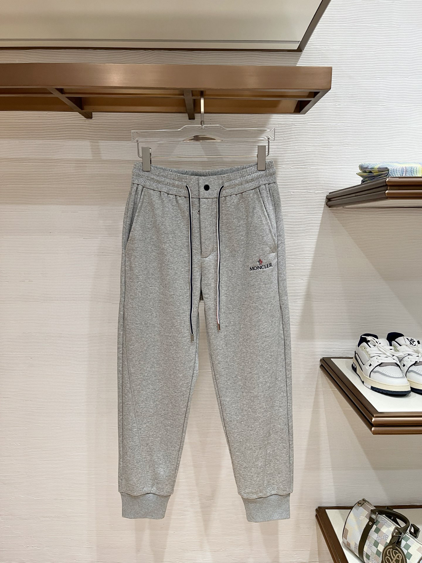 NO:599711,.25 Autumn and Winter # Moncler Mink Velvet One-piece Velvet Pants are the most indispensable velvet products in autumn and winter, especially trousers of this brand, which are really extremely rare. This model is the latest model on the counter this year. The performance and specifications are synchronized online with high-value products, making your matching more outstanding and diversified.  Created by splicing styles, this is also the latest street style this year. It is not only an exclusive interpretation, but also major brands have launched this style one after another. It has a luxury similar to fiber pants and takes into account the comfort performance of casual pants. It has a functional style effect, showing more class and fashion performance. Secondly, the trousers are embellished with classic brand elements. This element is definitely a classic among classics. It not only adds to the attraction, but also gives people a bright feeling.  Coupled with the slim fit and three-dimensional cutting design, the upper body is very slim and stylish, and the matching performance is super outstanding. It easily depicts the style and gives people a cool and handsome visual effect. Color Black/Gray Size M L  XL size waist 82-hip 106-pant length 100-foot opening 26 2XL size waist 86-hip circumference-110-pant length 101-foot opening 27 3XL size waist 90-hip 114-pant length 102-foot opening 28,,Moncler,alexander wang19860909.25秋冬# Moncler 蒙口 水貂绒一体加绒裤 秋冬最不能缺少的加绒产物,尤其是这种品牌的裤装单品,真的是极其的罕见,此款更是本年度的柜台最新款,性能与规格同步在线的高颜值产物,让你的搭配更加的出彩,更具备多元化 风格拼接打造,这也是今年最新的街头风尚,不仅独家在演绎,各大品牌都是相继推出了这种款式它带着类似于纤维裤的奢华兼顾了休闲裤的舒适性能,带着机能风的效果,更显档次与时尚性能感 其次则是裤身经典的品牌元素点缀,这个元素绝对是经典中的经典,增加看点的同时,更是给人一种眼前一亮的感觉 加上修身有度的版型立体裁剪设计,上身十分的显瘦有型,搭配性能超级的出色出彩,轻松的刻画风格段位,给人一种酷帅十足的视觉效果 颜色黑色/灰色 码数M L XL 2XL 3XL M码腰围74-臀围98-裤长99-脚口24 L码腰围78-臀围102-裤长99-脚口25 XL码腰围82-臀围106-裤长100-脚口26 2XL码腰围86-臀围-110-裤长101-脚口27 3XL码腰围90-臀围114-裤长102-脚口28,,Moncler,alexander wang,Men's clothing