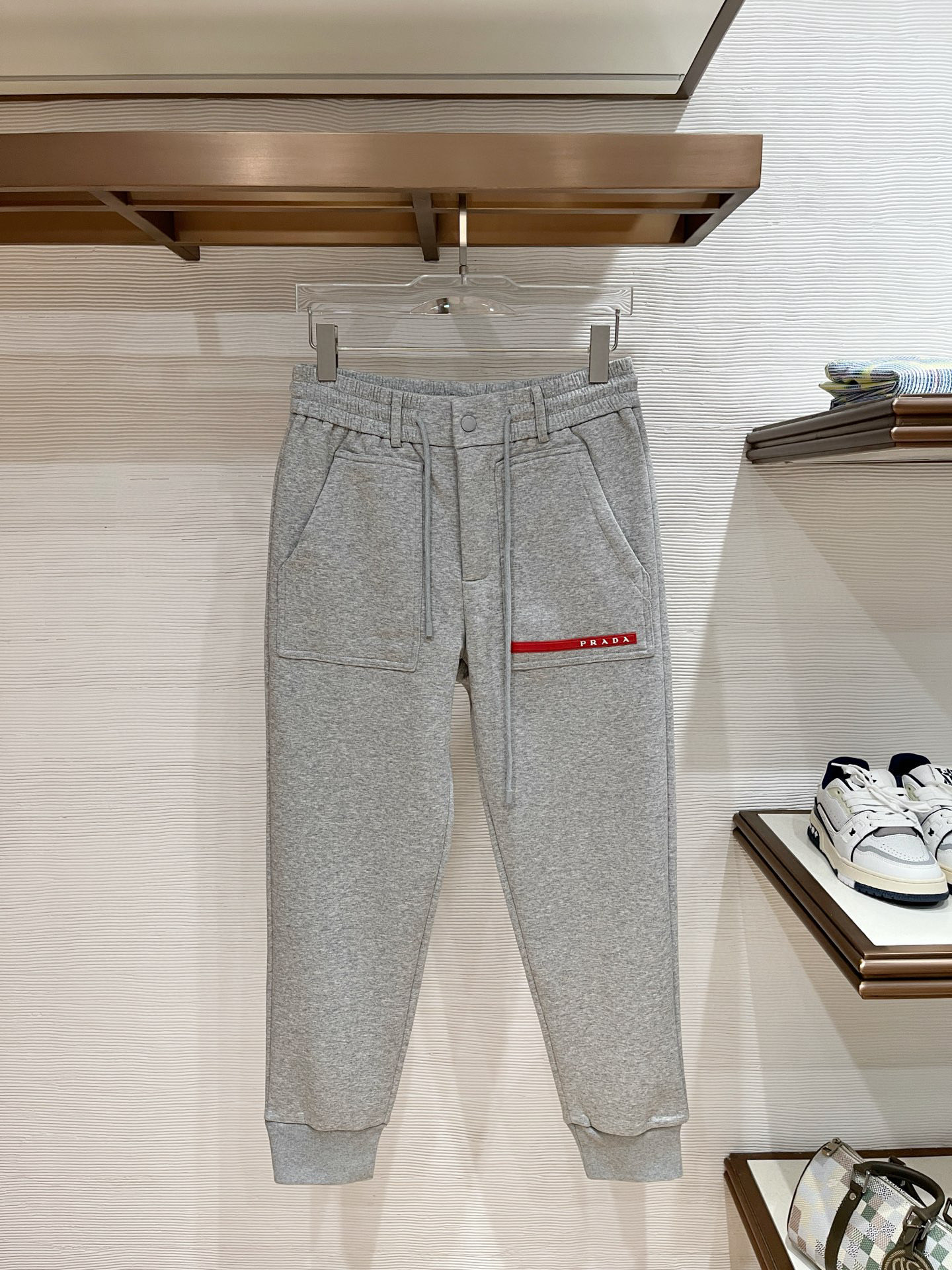 NO:599714,.25 Autumn and Winter# Prada Mink velvet all-in-one velvet trousers are the most indispensable velvet products in autumn and winter, especially trousers of this brand, which are really extremely rare. This model is the latest model on the counter this year. The performance and specifications are online at the same time, making your matching more outstanding and diversified.  Created by splicing styles, this is also the latest street style this year. It is not only an exclusive interpretation, but also major brands have launched this style one after another. It has a luxury similar to fiber pants and takes into account the comfort performance of casual pants. It has a functional style effect, showing more class and fashion performance. Secondly, the trousers are embellished with classic brand elements. This element is definitely a classic among classics. It not only adds to the attraction, but also gives people a bright feeling.  Coupled with the slim fit and three-dimensional cutting design, the upper body is very slim and stylish, and the matching performance is super outstanding. It easily depicts the style and gives people a cool and handsome visual effect. Color Black/Gray/White Size M L  XL size waist 82-hip 106-pant length 100-foot opening 26 2XL size waist 86-hip circumference-110-pant length 101-foot opening 27 3XL size waist 90-hip 114-pant length 102-foot opening 28,,prada,prada,alexander wang19860909.25秋冬# Prada 普拉达 水貂绒一体加绒裤 秋冬最不能缺少的加绒产物,尤其是这种品牌的裤装单品,真的是极其的罕见,此款更是本年度的柜台最新款,性能与规格同步在线的高颜值产物,让你的搭配更加的出彩,更具备多元化 风格拼接打造,这也是今年最新的街头风尚,不仅独家在演绎,各大品牌都是相继推出了这种款式它带着类似于纤维裤的奢华兼顾了休闲裤的舒适性能,带着机能风的效果,更显档次与时尚性能感 其次则是裤身经典的品牌元素点缀,这个元素绝对是经典中的经典,增加看点的同时,更是给人一种眼前一亮的感觉 加上修身有度的版型立体裁剪设计,上身十分的显瘦有型,搭配性能超级的出色出彩,轻松的刻画风格段位,给人一种酷帅十足的视觉效果 颜色黑色/灰色/白色 码数M L XL 2XL 3XL M码腰围74-臀围98-裤长99-脚口24 L码腰围78-臀围102-裤长99-脚口25 XL码腰围82-臀围106-裤长100-脚口26 2XL码腰围86-臀围-110-裤长101-脚口27 3XL码腰围90-臀围114-裤长102-脚口28,,prada,prada,alexander wang,Men's clothing