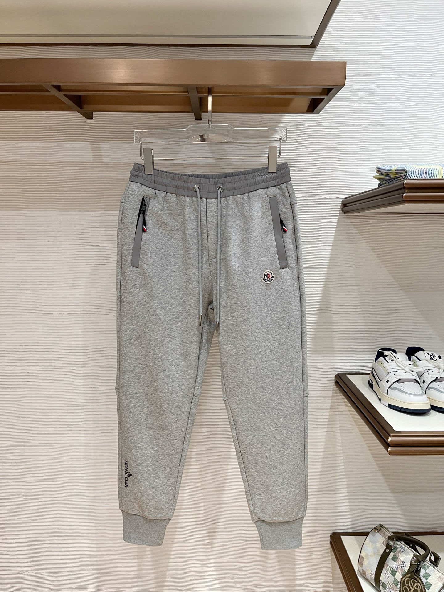 NO:599717,25 Autumn and Winter # Moncler Mink velvet all-in-one velvet trousers are the most indispensable velvet products in autumn and winter, especially trousers of this brand, which are really extremely rare. This model is the latest model on the counter this year. The performance and specifications are synchronized online with high-value products, making your matching more outstanding and diversified.  Created by splicing styles, this is also the latest street style this year. It is not only an exclusive interpretation, but also major brands have launched this style one after another. It has a luxury similar to fiber pants and takes into account the comfort performance of casual pants. It has a functional style effect, showing more class and fashion performance. Secondly, the trousers are embellished with classic brand elements. This element is definitely a classic among classics. It not only adds to the attraction, but also gives people a bright feeling.  Coupled with the slim fit and three-dimensional cutting design, the upper body is very slim and stylish, and the matching performance is super outstanding. It easily depicts the style and gives people a cool and handsome visual effect. Color Black/Gray Size M L  XL size waist 82-hip 106-pant length 100-foot opening 26 2XL size waist 86-hip circumference-110-pant length 101-foot opening 27 3XL size waist 90-hip 114-pant length 102-foot opening 28,,Moncler,alexander wang1986090925秋冬# Moncler 蒙口 水貂绒一体加绒裤 秋冬最不能缺少的加绒产物,尤其是这种品牌的裤装单品,真的是极其的罕见,此款更是本年度的柜台最新款,性能与规格同步在线的高颜值产物,让你的搭配更加的出彩,更具备多元化 风格拼接打造,这也是今年最新的街头风尚,不仅独家在演绎,各大品牌都是相继推出了这种款式它带着类似于纤维裤的奢华兼顾了休闲裤的舒适性能,带着机能风的效果,更显档次与时尚性能感 其次则是裤身经典的品牌元素点缀,这个元素绝对是经典中的经典,增加看点的同时,更是给人一种眼前一亮的感觉 加上修身有度的版型立体裁剪设计,上身十分的显瘦有型,搭配性能超级的出色出彩,轻松的刻画风格段位,给人一种酷帅十足的视觉效果 颜色黑色/灰色 码数M L XL 2XL 3XL M码腰围74-臀围98-裤长99-脚口24 L码腰围78-臀围102-裤长99-脚口25 XL码腰围82-臀围106-裤长100-脚口26 2XL码腰围86-臀围-110-裤长101-脚口27 3XL码腰围90-臀围114-裤长102-脚口28,,Moncler,alexander wang,Men's clothing