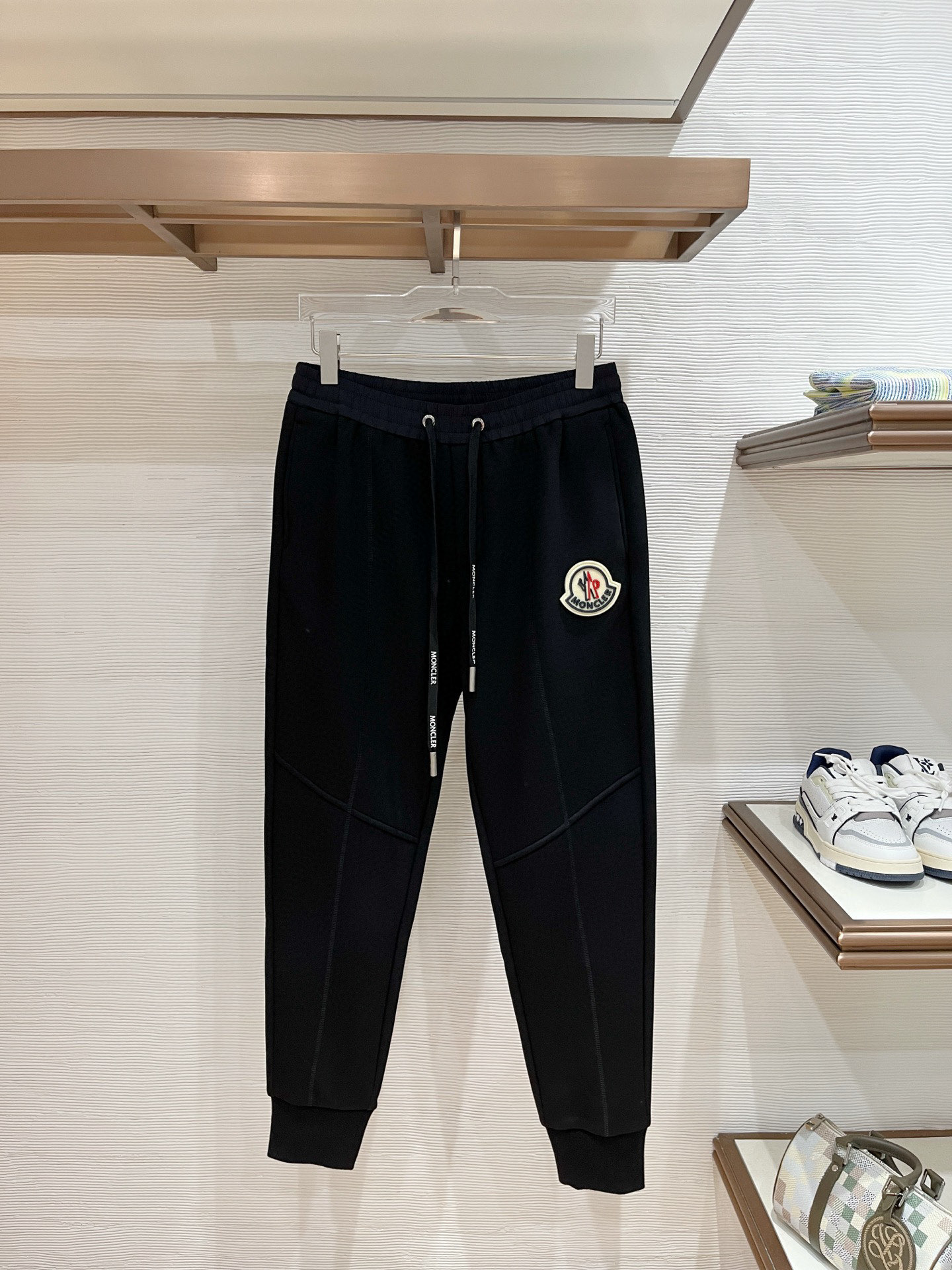 NO:599691,.25 Autumn and Winter # Moncler Mink Velvet One-piece Velvet Pants are the most indispensable velvet products in autumn and winter, especially trousers of this brand, which are really extremely rare. This model is the latest model on the counter this year. The performance and specifications are synchronized online with high-value products, making your matching more outstanding and diversified.  Created by splicing styles, this is also the latest street style this year. It is not only an exclusive interpretation, but also major brands have launched this style one after another. It has a luxury similar to fiber pants and takes into account the comfort performance of casual pants. It has a functional style effect, showing more class and fashion performance. Secondly, the trousers are embellished with classic brand elements. This element is definitely a classic among classics. It not only adds to the attraction, but also gives people a bright feeling.  Coupled with the slim fit and three-dimensional cutting design, the upper body is very slim and stylish, and the matching performance is super outstanding. It easily depicts the style segment and gives people a cool and handsome visual effect. Color Black/White Size M L  XL size waist 82-hip 106-pant length 100-foot opening 26 2XL size waist 86-hip circumference-110-pant length 101-foot opening 27 3XL size waist 90-hip 114-pant length 102-foot opening 28,,Moncler,alexander wang19860909.25秋冬# Moncler 蒙口 水貂绒一体加绒裤 秋冬最不能缺少的加绒产物,尤其是这种品牌的裤装单品,真的是极其的罕见,此款更是本年度的柜台最新款,性能与规格同步在线的高颜值产物,让你的搭配更加的出彩,更具备多元化 风格拼接打造,这也是今年最新的街头风尚,不仅独家在演绎,各大品牌都是相继推出了这种款式它带着类似于纤维裤的奢华兼顾了休闲裤的舒适性能,带着机能风的效果,更显档次与时尚性能感 其次则是裤身经典的品牌元素点缀,这个元素绝对是经典中的经典,增加看点的同时,更是给人一种眼前一亮的感觉 加上修身有度的版型立体裁剪设计,上身十分的显瘦有型,搭配性能超级的出色出彩,轻松的刻画风格段位,给人一种酷帅十足的视觉效果 颜色黑色/白色 码数M L XL 2XL 3XL M码腰围74-臀围98-裤长99-脚口24 L码腰围78-臀围102-裤长99-脚口25 XL码腰围82-臀围106-裤长100-脚口26 2XL码腰围86-臀围-110-裤长101-脚口27 3XL码腰围90-臀围114-裤长102-脚口28,,Moncler,alexander wang,Men's clothing