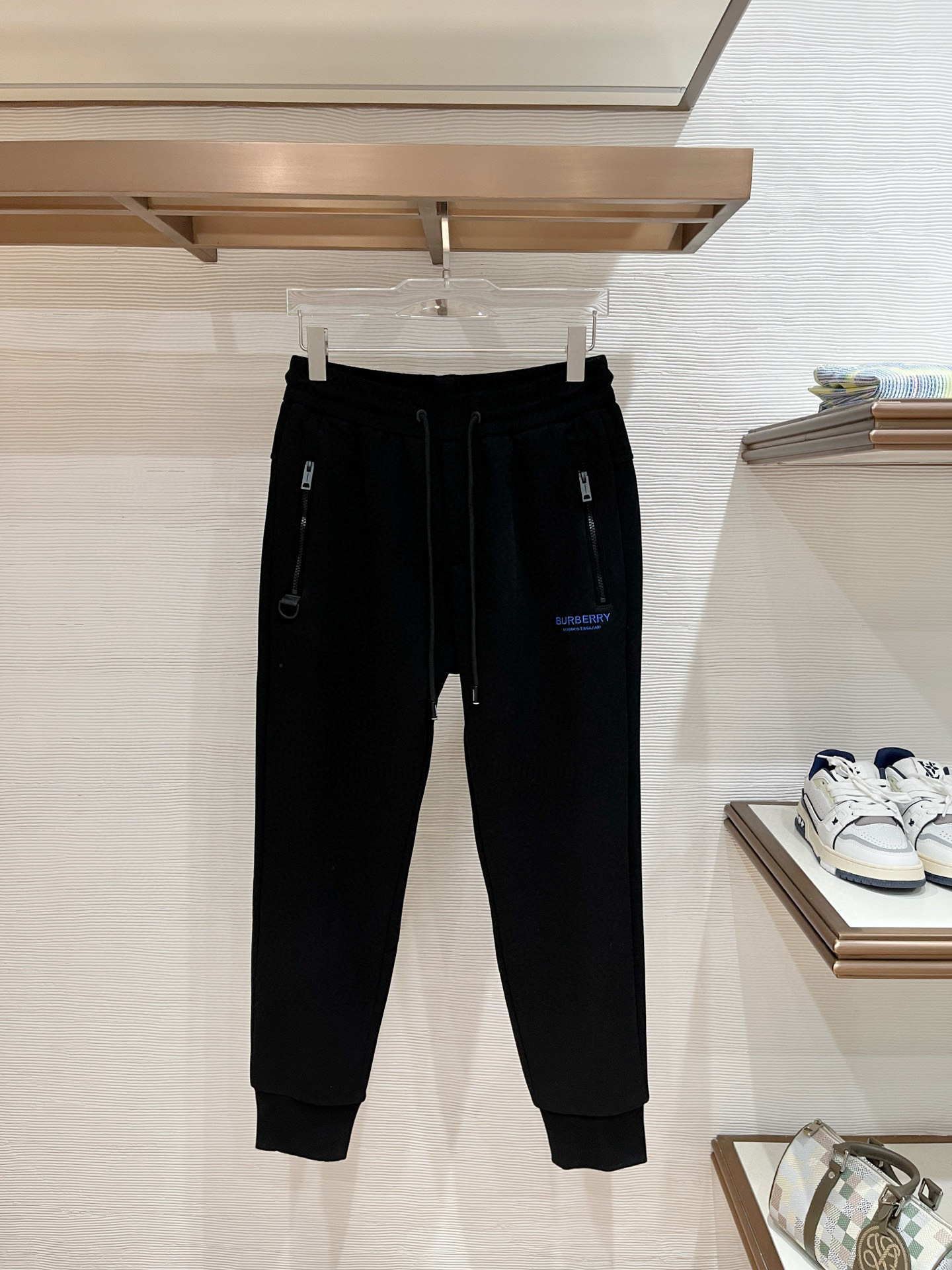 NO:599694,.25 Autumn and Winter # Burberry mink velvet all-in-one velvet trousers are the most indispensable velvet products in autumn and winter, especially trousers of this brand, which are really extremely rare. This model is the latest model on the counter this year. The performance and specifications are synchronized online with high-value products, making your matching more outstanding and diversified.  Created by splicing styles, this is also the latest street style this year. It is not only an exclusive interpretation, but also major brands have launched this style one after another. It has a luxury similar to fiber pants and takes into account the comfort performance of casual pants. It has a functional style effect, showing more class and fashion performance. Secondly, the trousers are embellished with classic brand elements. This element is definitely a classic among classics. It not only adds to the attraction, but also gives people a bright feeling.  Coupled with the slim fit and three-dimensional cutting design, the upper body is very slim and stylish, and the matching performance is super outstanding. It easily depicts the style and gives people a cool and handsome visual effect. Color Black/White/Gray Size M L  XL size waist 82-hips 106-pant length 100-foot opening 26 2XL size waist 86-hips-110-pant length 101-foot opening 27 3XL size waist 90-hips 114-pant length 102-foot opening 28,,burberry,burberry,alexander wang19860909.25秋冬# Burberry 巴宝莉 水貂绒一体加绒裤 秋冬最不能缺少的加绒产物,尤其是这种品牌的裤装单品,真的是极其的罕见,此款更是本年度的柜台最新款,性能与规格同步在线的高颜值产物,让你的搭配更加的出彩,更具备多元化 风格拼接打造,这也是今年最新的街头风尚,不仅独家在演绎,各大品牌都是相继推出了这种款式它带着类似于纤维裤的奢华兼顾了休闲裤的舒适性能,带着机能风的效果,更显档次与时尚性能感 其次则是裤身经典的品牌元素点缀,这个元素绝对是经典中的经典,增加看点的同时,更是给人一种眼前一亮的感觉 加上修身有度的版型立体裁剪设计,上身十分的显瘦有型,搭配性能超级的出色出彩,轻松的刻画风格段位,给人一种酷帅十足的视觉效果 颜色黑色/白色/灰色 码数M L XL 2XL 3XL M码腰围74-臀围98-裤长99-脚口24 L码腰围78-臀围102-裤长99-脚口25 XL码腰围82-臀围106-裤长100-脚口26 2XL码腰围86-臀围-110-裤长101-脚口27 3XL码腰围90-臀围114-裤长102-脚口28,,burberry,burberry,alexander wang,Men's clothing