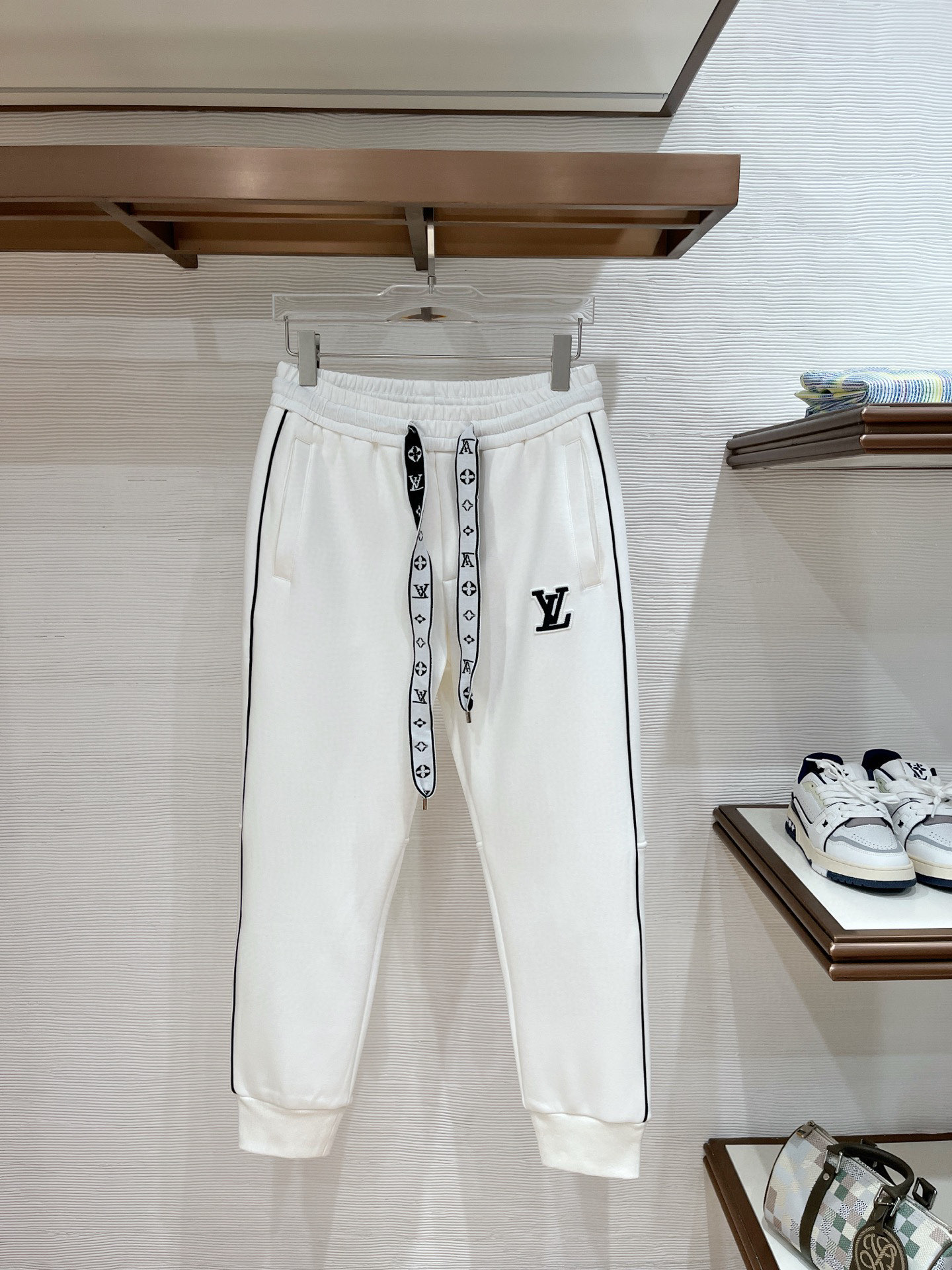 NO:599697,.25 Autumn and Winter # Louis Vuitton Lujia mink velvet all-in-one velvet trousers are the most indispensable velvet products in autumn and winter, especially trousers of this brand, which are really extremely rare. This model is the latest model on the counter this year. The performance and specifications are online at the same time, making your matching more outstanding and diversified.  Created by splicing styles, this is also the latest street style this year. It is not only an exclusive interpretation, but also major brands have launched this style one after another. It has a luxury similar to fiber pants and takes into account the comfort performance of casual pants. It has a functional style effect, showing more class and fashion performance. Secondly, the trousers are embellished with classic brand elements. This element is definitely a classic among classics. It not only adds to the attraction, but also gives people a bright feeling.  Coupled with the slim fit and three-dimensional cutting design, the upper body is very slim and stylish, and the matching performance is super outstanding. It easily depicts the style segment and gives people a cool and handsome visual effect. Color Black/White Size M L  XL size waist 82 - hip 106 - pants length 100 - foot opening 26 2XL size waist 86 - hip circumference - 110 - pants length 101 - foot opening 27 319860909.25秋冬# Louis Vuitton 驴家水貂绒一体加绒裤 秋冬最不能缺少的加绒产物,尤其是这种品牌的裤装单品,真的是极其的罕见,此款更是本年度的柜台最新款,性能与规格同步在线的高颜值产物,让你的搭配更加的出彩,更具备多元化 风格拼接打造,这也是今年最新的街头风尚,不仅独家在演绎,各大品牌都是相继推出了这种款式它带着类似于纤维裤的奢华兼顾了休闲裤的舒适性能,带着机能风的效果,更显档次与时尚性能感 其次则是裤身经典的品牌元素点缀,这个元素绝对是经典中的经典,增加看点的同时,更是给人一种眼前一亮的感觉 加上修身有度的版型立体裁剪设计,上身十分的显瘦有型,搭配性能超级的出色出彩,轻松的刻画风格段位,给人一种酷帅十足的视觉效果 颜色黑色/白色 码数M L XL 2XL 3XL M码腰围74-臀围98-裤长99-脚口24 L码腰围78-臀围102-裤长99-脚口25 XL码腰围82-臀围106-裤长100-脚口26 2XL码腰围86-臀围-110-裤长101-脚口27 3XL码腰围90-臀围114-裤长102-脚口28,,louis vuitton,louis vuitton,louis vuitton,alexander wang,Men's clothing