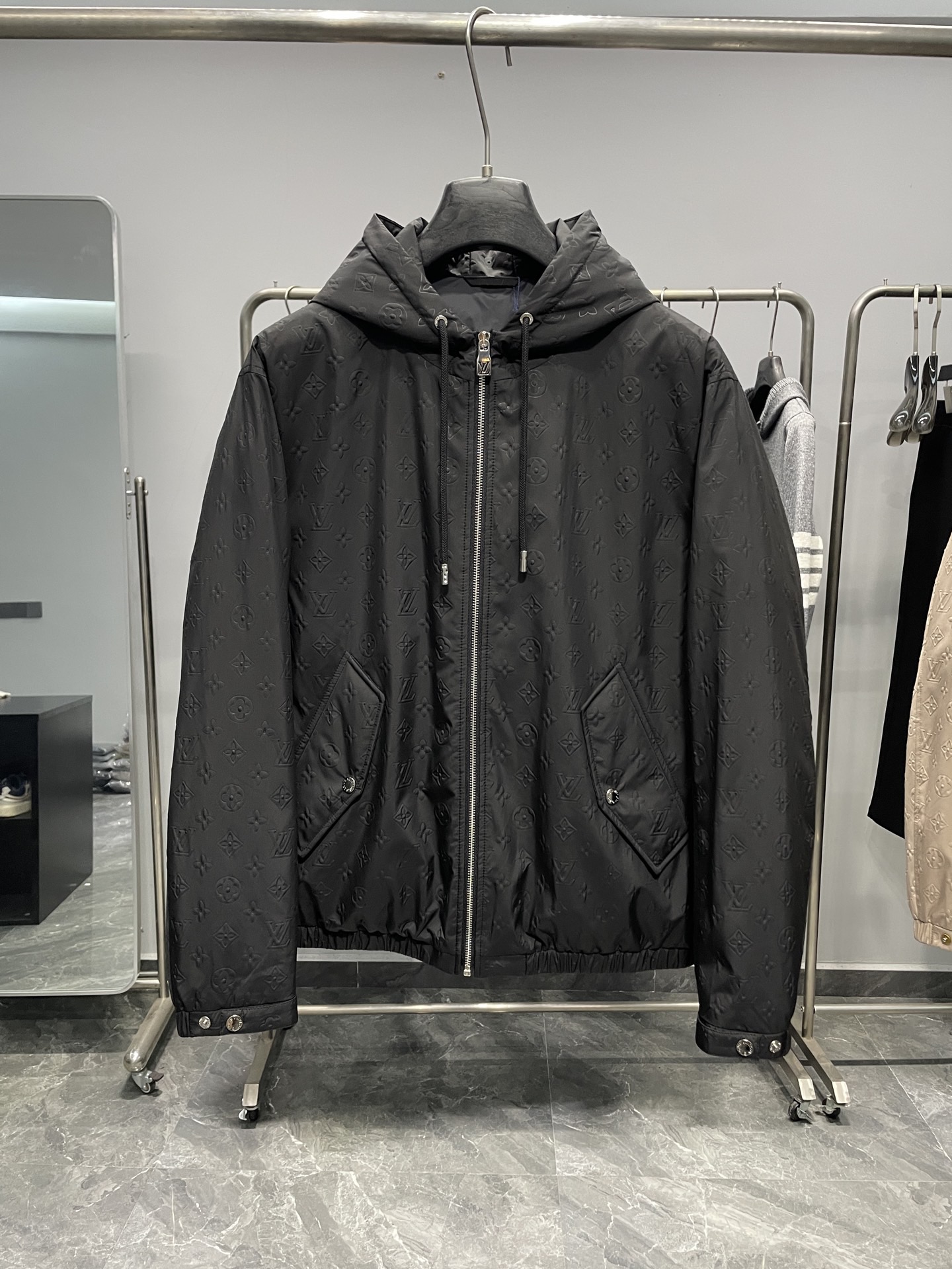 NO:599726,[LV] Autumn and winter simple. Down jacket 90 white duck down aristocratic high-level request order, high standard customization, the upper body is very stylish, classic and versatile, customer-supplied hardware, each has a unique logo, can be matched with any fashion in winter, a real top order, the version is also very good, slim version, highly recommended. 175 140 pounds to wear L, the maximum wear is about 190 pounds. It is recommended to report the height and weight matching. M-3XL.,, Louis  vuitton,down jacket,alexander wang19860909【 LV】秋冬简约.羽绒服 90白鸭绒贵族高级别要求订单 高标准定制　上身非常有型 经典百搭 客供五金 每颗都有独特logo 冬季任何时装都可以搭配　真正的顶级订单 版型上也是非常的好 修身版型 强烈推荐.175 140斤穿L 最大穿190斤左右 .建 议报身高体重配码 .M-3XL.,,louis vuitton,down jacket,alexander wang,Men's clothing