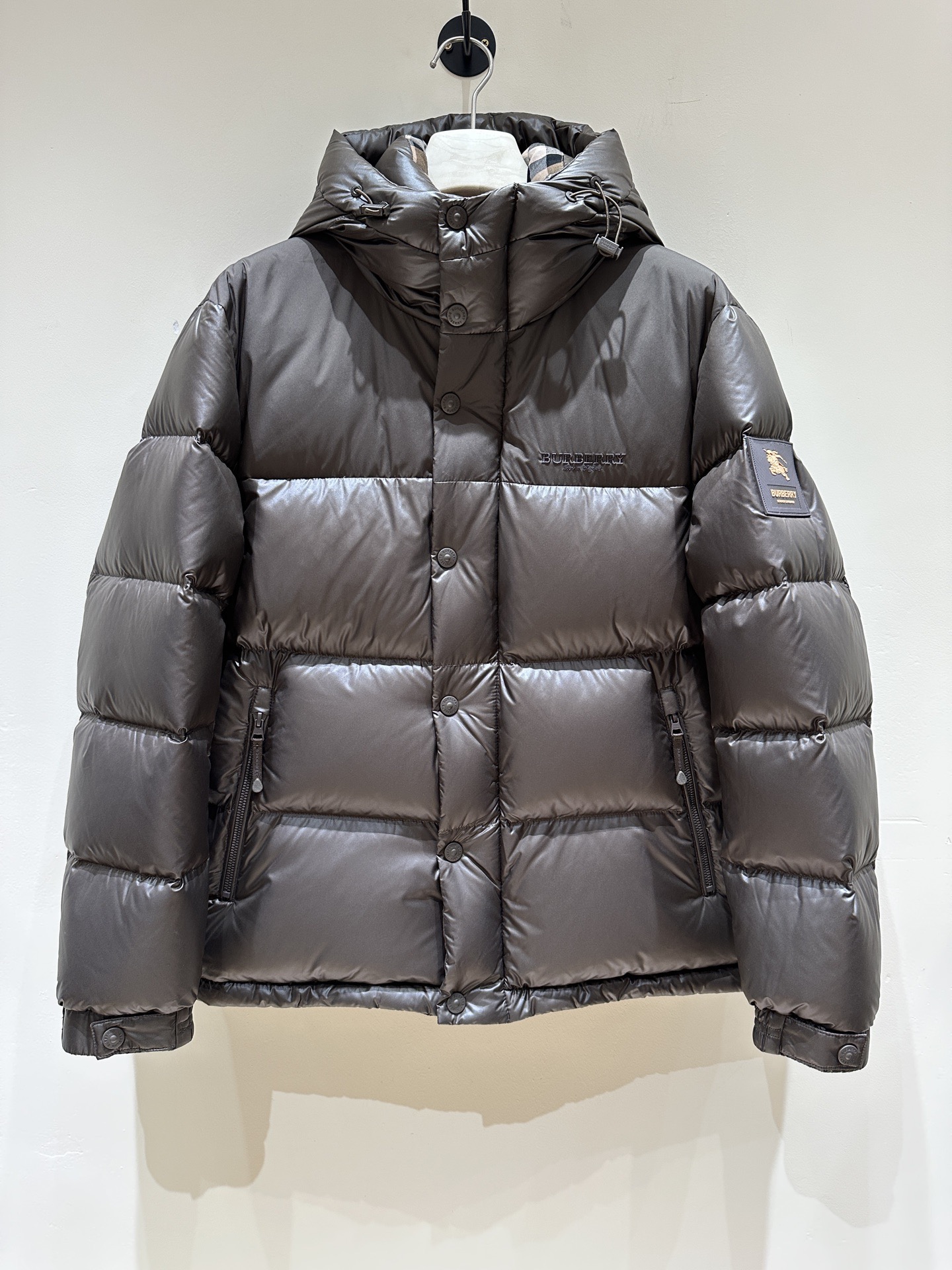 NO:599728,[Burberry] Autumn and winter simple. Down jacket 90 white duck down aristocratic high-level request order, high standard customization. The upper body is very stylish, classic and versatile. Customer-supplied hardware. Each one has a unique logo. It can be matched with any fashion in winter. A real top order. The pattern is also very good. Slim version. Highly recommended. 175. Wear L at 140 pounds. The maximum wear is about 190 pounds. It is recommended to report the height and weight.  .M-3XL.,,burberry,down jacket,alexander wang19860909【 巴宝莉】秋冬简约.羽绒服 90白鸭绒贵族高级别要求订单 高标准定制　上身非常有型 经典百搭 客供五金 每颗都有独特logo 冬季任何时装都可以搭配　真正的顶级订单 版型上也是非常的好 修身版型 强烈推荐.175 140斤穿L 最大穿190斤左右 .建 议报身高体重配码 .M-3XL.,,burberry,down jacket,alexander wang,Men's clothing