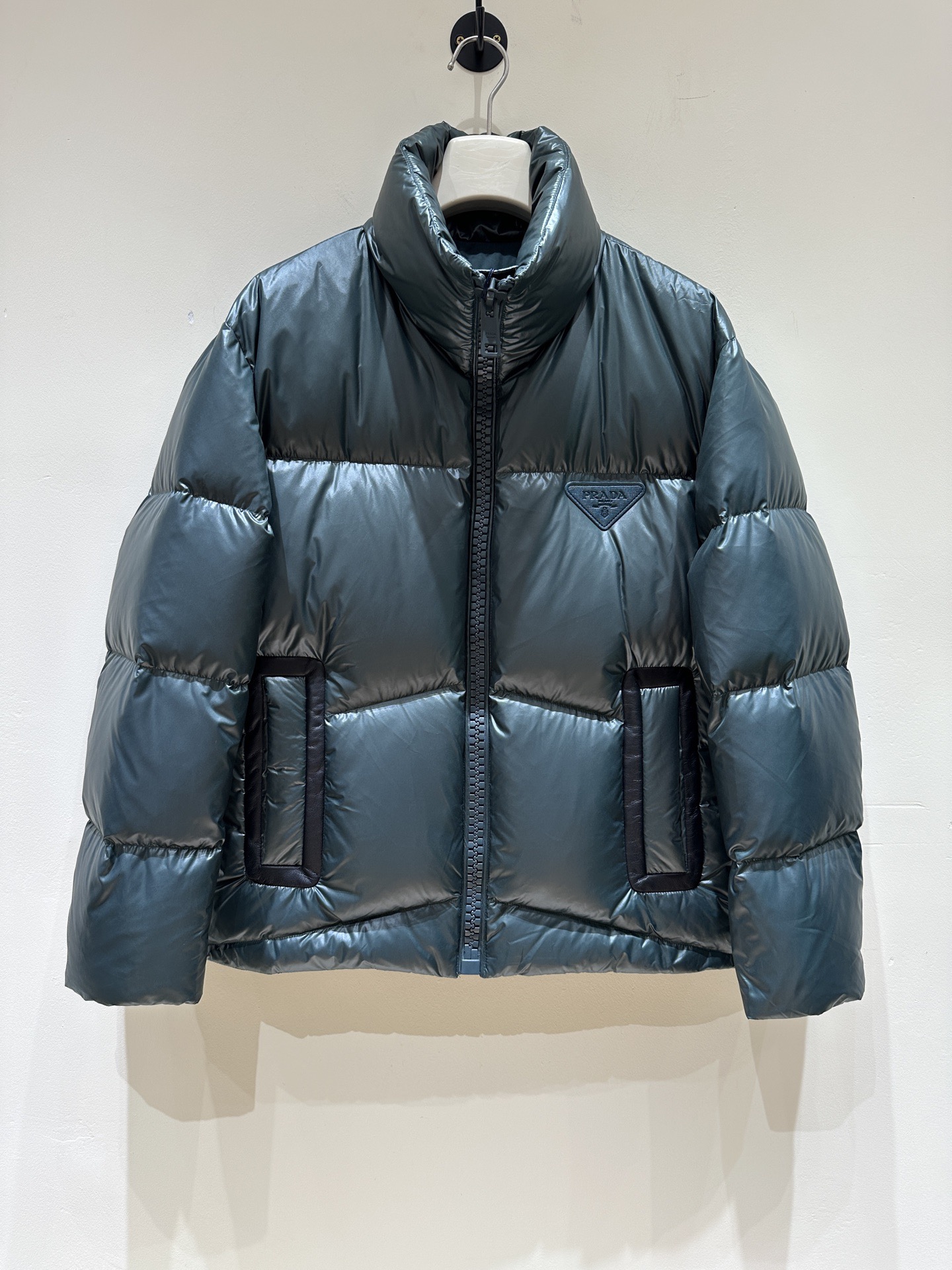 NO:599730,[Prada] Autumn and winter simple. Down jacket 90 white duck down aristocratic high-level request order, high standard customization. The upper body is very stylish, classic and versatile. Customer-supplied hardware. Each one has a unique logo. It can be matched with any fashion in winter. A real top order. The version is also very good. The slim version is highly recommended. 175. Wear L at 140 pounds. The maximum wear is about 190 pounds. It is recommended to report the height and weight.  .M-3XL.,,prada,down jacket,alexander wang19860909【 普拉达】秋冬简约.羽绒服 90白鸭绒贵族高级别要求订单 高标准定制　上身非常有型 经典百搭 客供五金 每颗都有独特logo 冬季任何时装都可以搭配　真正的顶级订单 版型上也是非常的好 修身版型 强烈推荐.175 140斤穿L 最大穿190斤左右 .建 议报身高体重配码 .M-3XL.,,prada,down jacket,alexander wang,Men's clothing