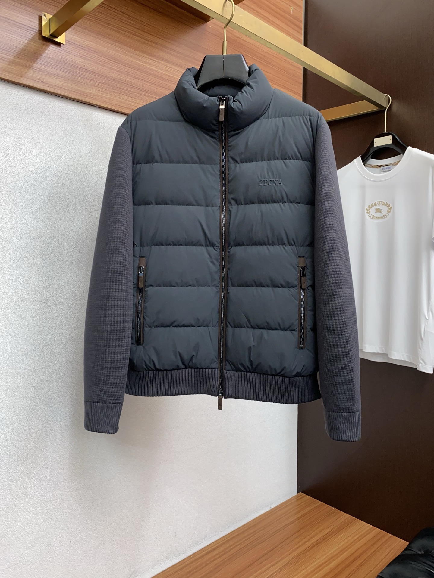 NO:599732,【Emenia Zegna】Autumn and winter simple. Down jacket 90 white duck down aristocratic high-level request order, high standard customization. The upper body is very stylish, classic and versatile. Customer-supplied hardware. Each one has a unique logo. It can be matched with any fashion in winter. A real top order. The version is also very good. Slim version is highly recommended. 175. Wear L at 140 catties. The maximum wear is about 190 catties. It is recommended to report the height and weight matching.  .M-3XL.,,zegna,down jacket,alexander wang19860909【 杰尼亚】秋冬简约.羽绒服 90白鸭绒贵族高级别要求订单 高标准定制　上身非常有型 经典百搭 客供五金 每颗都有独特logo 冬季任何时装都可以搭配　真正的顶级订单 版型上也是非常的好 修身版型 强烈推荐.175 140斤穿L 最大穿190斤左右 .建 议报身高体重配码 .M-3XL.,,zegna,down jacket,alexander wang,Men's clothing