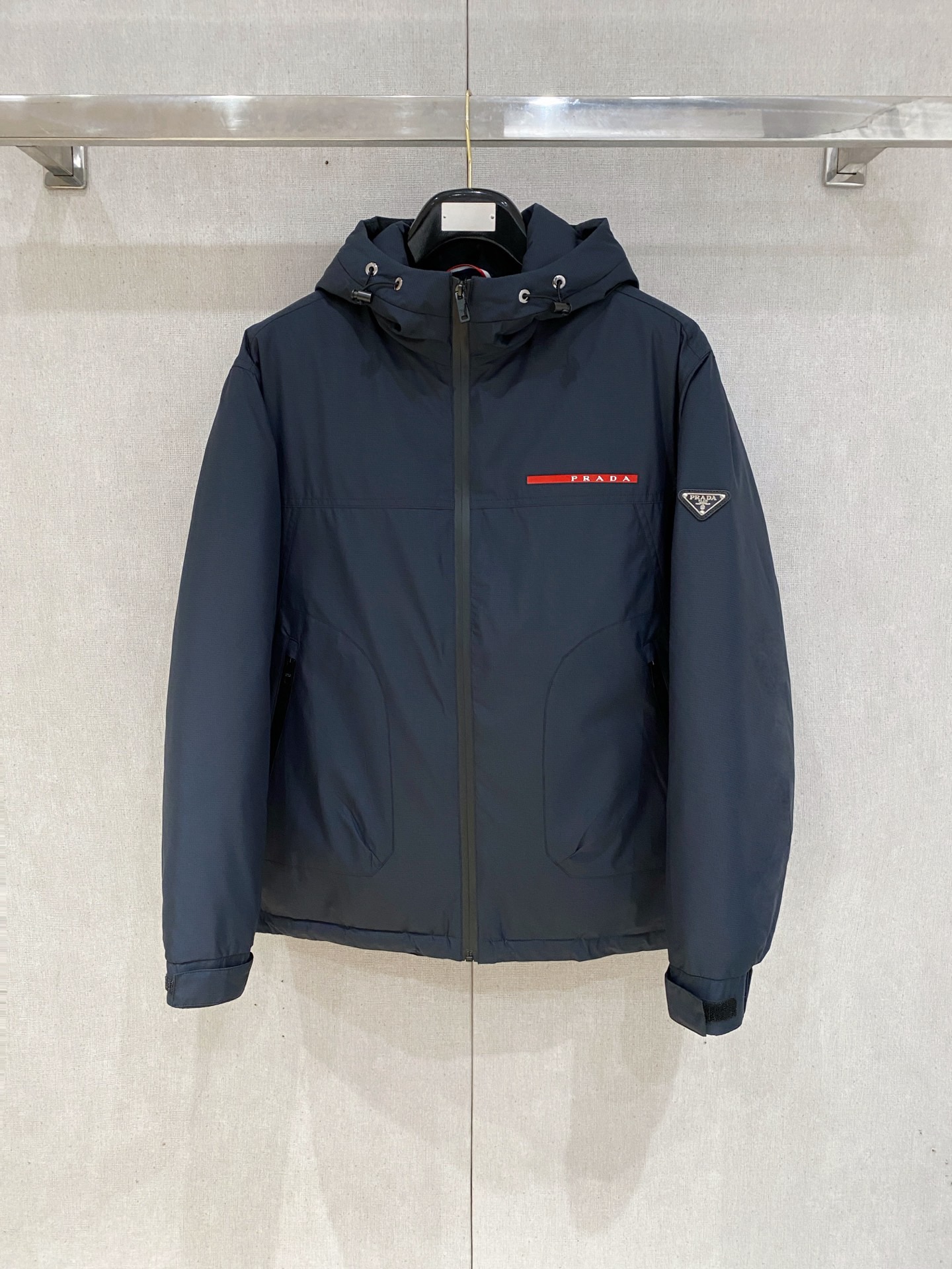 NO:599734,[Prada] Autumn and winter simple. Down jacket 90 white duck down aristocratic high-level request order, high standard customization. The upper body is very stylish, classic and versatile. Customer-supplied hardware. Each one has a unique logo. It can be matched with any fashion in winter. A real top order. The version is also very good. The slim version is highly recommended. 175. Wear L at 140 pounds. The maximum wear is about 190 pounds. It is recommended to report the height and weight.  .M-3XL.,,prada,down jacket,alexander wang19860909【 普拉达】秋冬简约.羽绒服 90白鸭绒贵族高级别要求订单 高标准定制　上身非常有型 经典百搭 客供五金 每颗都有独特logo 冬季任何时装都可以搭配　真正的顶级订单 版型上也是非常的好 修身版型 强烈推荐.175 140斤穿L 最大穿190斤左右 .建 议报身高体重配码 .M-3XL.,,prada,down jacket,alexander wang,Men's clothing