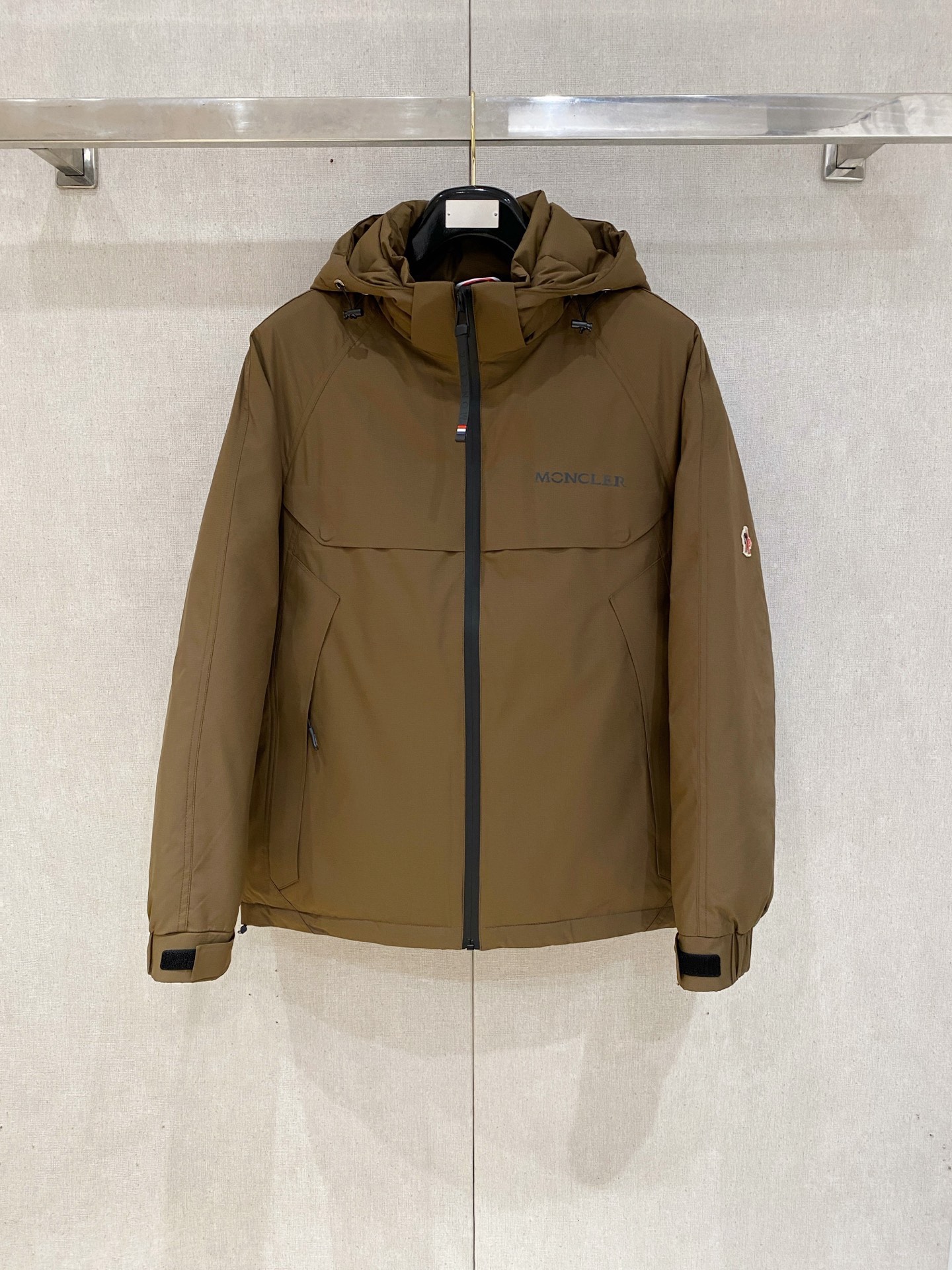 NO:599736,[Mouth Mouth] Simple autumn and winter. Down jacket 90 white duck down aristocratic high-level request order, high standard customization. The upper body is very stylish, classic and versatile. Customer-supplied hardware. Each one has a unique logo. It can be matched with any fashion in winter. A real top order. The pattern is also very good. Slim version. Highly recommended. 175. Wear L at 140 pounds. The maximum wear is about 190 pounds. It is recommended to report the height and weight.  .M-3XL.,,Moncler,down jacket,alexander wang19860909【 蒙口】秋冬简约.羽绒服 90白鸭绒贵族高级别要求订单 高标准定制　上身非常有型 经典百搭 客供五金 每颗都有独特logo 冬季任何时装都可以搭配　真正的顶级订单 版型上也是非常的好 修身版型 强烈推荐.175 140斤穿L 最大穿190斤左右 .建 议报身高体重配码 .M-3XL.,,Moncler,down jacket,alexander wang,Men's clothing