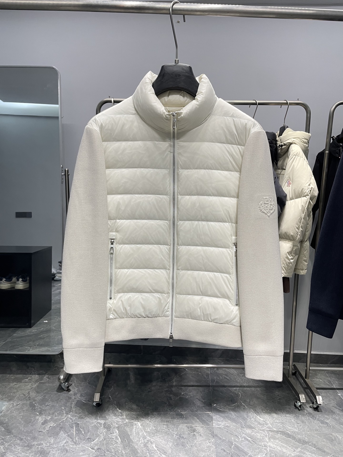 NO:599738,.LP-Loro Piana old money style classic men's business casual knitted down jacket. It is a typical Italian style fashion. It is a trading company channel product. It is very sophisticated in terms of fabric selection and craftsmanship. It is in line with the aesthetic tone of the LP family. It is low-key and luxurious, elegant and noble. Every detail is a testament to the brand's own high-end sense. The whole body interprets the Italian minimalist, capable and outdoor functional style to the extreme. It is both solemn and harmonious, and the upper body is full of style!  A treasure-level functional equipment that combines fashion sense and design sense, creating a unique style item, improved pilot shape design, classic lapel design, retro and age-reducing yet very fashionable, the cuffs and hem are spliced ​​with elastic thread details, and classic diagonal pockets are embellished!  Composite functional technical fabrics imported from Italy have lightweight outdoor functional effects, excellent windproof and waterproof qualities, excellent breathability, first-class texture, superior stiffness, quite elegant and fashionable!  The color is light and versatile, the cut is smart and neat, the upper body instantly highlights the spirit, the style is full, and it can easily control various body types. It is a jacket that perfectly combines business commuting and outdoor leisure. It is a piece of equipment with extremely high wearability and attendance rate!  Color black blue off-white Size 48-56 (M-3XL) 48 length 65 shoulder width 45 bust 110 sleeve length 61 50 length 66 shoulder width 46 bust 114 sleeve length 62 52 length 67 shoulder width 47 bust 118 sleeve length 63 54 length 68 shoulder width 48 bust 122 sleeve length 64  56 length 69 shoulder width 49 bust 126 sleeve length 65,,loro piana,loro piana,jackets & coats,down jacket,alexander wang19860909.LP-Loro Piana诺悠翩雅老钱风经典男士商务休闲针织羽绒服外套 颇具意大利典型风格的时装,贸易公司渠道臻品 在面料选取和工艺方面都相当考究,极符合LP家族美学基调,低调且奢华,优雅且高贵,每一个细节都在力证品牌自身的高级感,通体将意式的极简、干练和户外功能性风格极致诠释,亦庄亦谐,上身型款十足！集时装感与设计感的一款宝藏级功能型装备,塑造出别具一格的造型单品,改良式的飞行员造型设计,经典的翻领设计,复古减龄又非常时髦,袖口与下摆运用松紧螺纹细节拼接,经典斜插式口袋点缀！意大利客供进口复合功能性科技面料,具备户外轻型功能效果,具备的防风防水特质,透气性绝佳,质感一流,挺括性优越,颇为优雅且时髦！配色轻熟百搭,版型剪裁干练利落,上身瞬间凸显出精神感,型款十足,轻松驾驭各种身型,商务通勤与户外休闲完美兼备的一款外套,属于实穿性出勤率极高的一款装备！ 颜色黑色 蓝色 米白色 码数48-56(M-3XL） 48衣长65肩宽45胸围110袖长61 50衣长66肩宽46胸围114袖长62 52衣长67肩宽47胸围118袖长63 54衣长68肩宽48胸围122袖长64 56衣长69肩宽49胸围126袖长65,,loro piana,loro piana,jackets & coats,down jacket,alexander wang,Men's clothing