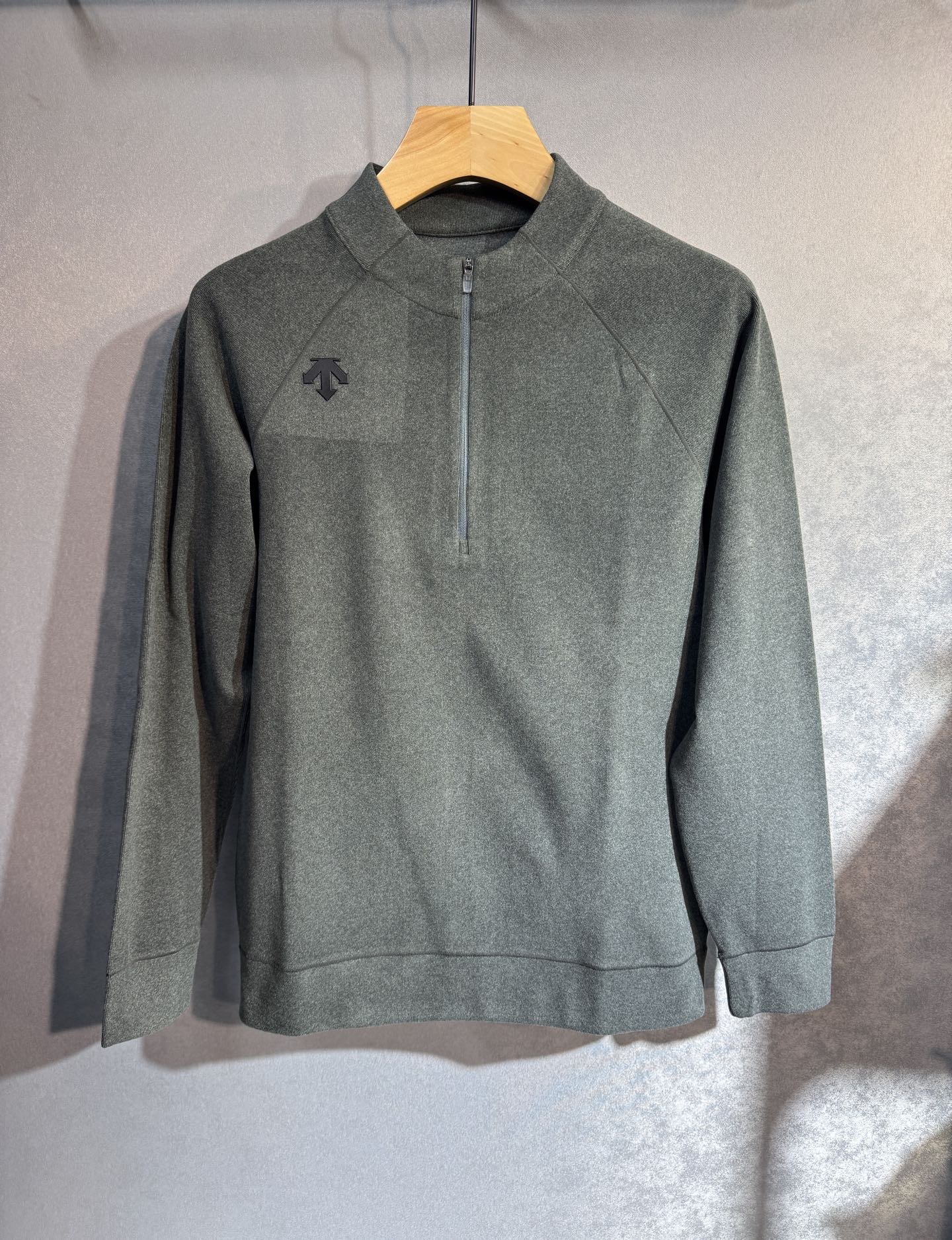 NO:599706,Descente's new autumn and winter long-sleeved T-shirt is made of high-quality Italian custom-made cotton fabric, breathable and comfortable, made of high-density, fashionable and versatile, and very handsome. The classic logo is more durable and less deformable. The counter version can be easily held in various styles. It can be worn as a base or alone. The classic fashion style that is sought after every year has become popular all over the world!  608 color gray blue green. Size M-3XL (please state your height and weight when placing an order),,alexander wang19860909迪桑特 秋冬新款长袖T 高品质意大利定制纯棉面料,透气舒适,高密度制作,时尚百搭,帅气十足.经典Logo标志 更耐穿更加不易变形,专柜版型,各种风格都能轻松Hold住,可打底可单穿,年年被追捧的经典时尚款 已经风靡全球！608颜色 灰色 蓝色 绿色.码数M-3XL(下单请报身高体重),,alexander wang,Men's clothing