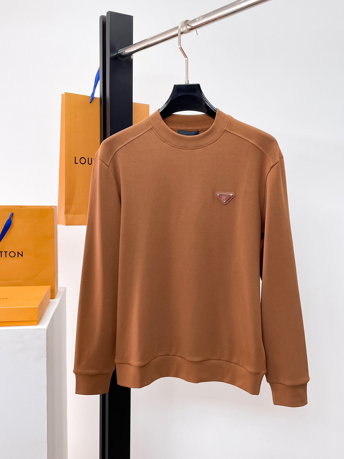 NO:599729,.Prada's new autumn and winter AW products, fashionable and casual bottoming thickened long-sleeved sweatshirts are available at the counter simultaneously. Imported thickened Modal long-staple cotton brushed fabric, the craftsmanship is extremely complex, the vision is quite elegant and fashionable, noble and elegant, from the main fabric to the detailed craftsmanship, it shows the ingenuity of fashion. Recommended, size M-3xL, prada, hoodie, sweatshirts, alexander wang19860909.普拉达 秋冬AW新品,时尚休闲打底加厚长袖卫衣专柜同步有售,进口加厚莫戴尔长绒棉拉绒面料,工艺极度复杂,视觉相当雅致时髦,高贵而优雅,从主体面料到细节工艺,彰显时装的匠心所在.推荐,尺码M-3xL,,prada,hoodie,sweatshirts,alexander wang,Men's clothing