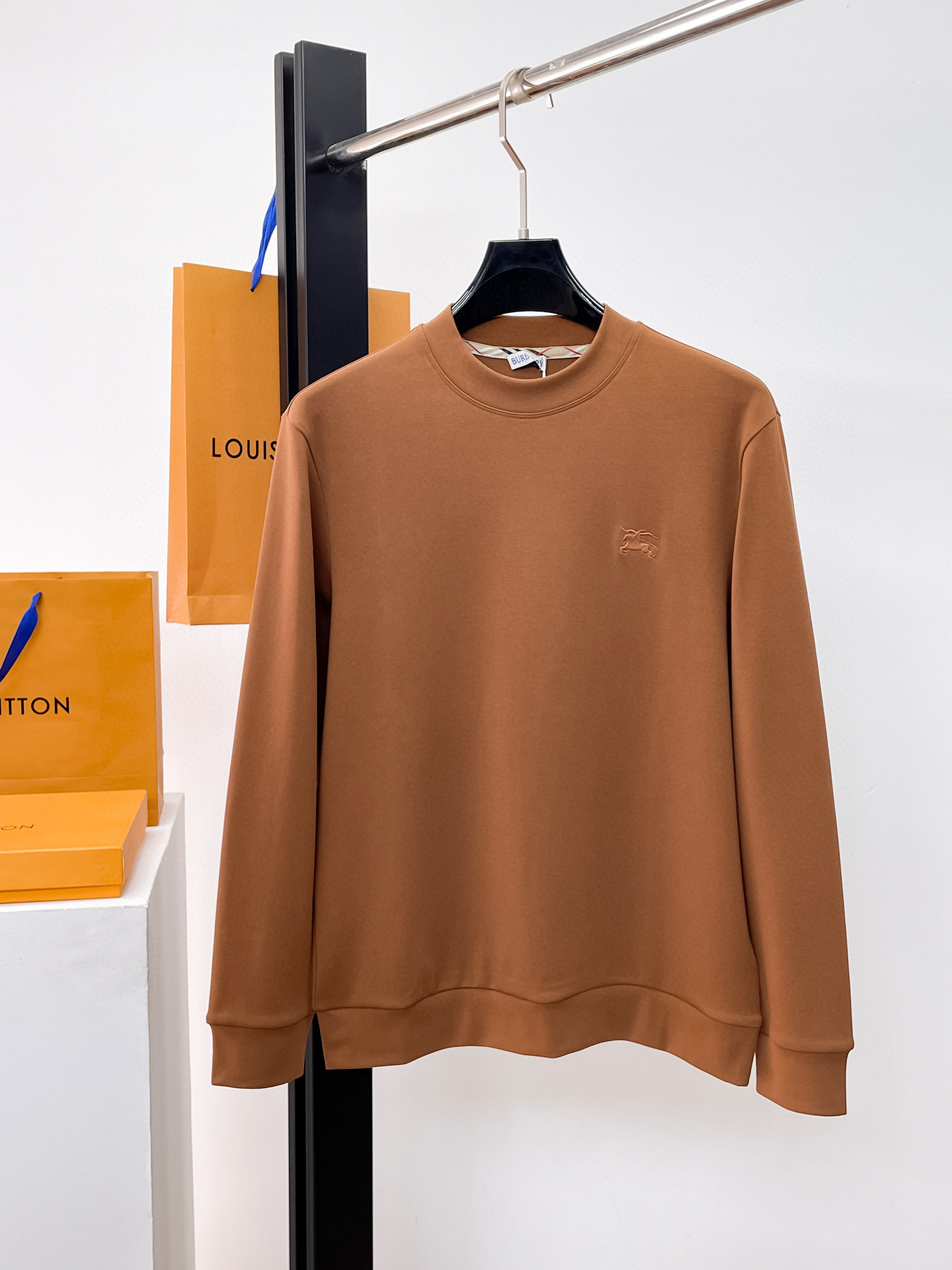 NO:599731,. Burberry's new autumn and winter AW products, fashionable and casual bottoming thickened long-sleeved sweatshirts are available at the counter simultaneously. Imported thickened Modal long-staple cotton brushed fabric, the craftsmanship is extremely complex, the vision is very elegant and fashionable, noble and elegant, from the main fabric to the detailed craftsmanship, it shows the ingenuity of fashion. Recommended, size M-3xL, burberry, hoodie, sweatshirts, alexander wang19860909.巴宝莉 秋冬AW新品,时尚休闲打底加厚长袖卫衣专柜同步有售,进口加厚莫戴尔长绒棉拉绒面料,工艺极度复杂,视觉相当雅致时髦,高贵而优雅,从主体面料到细节工艺,彰显时装的匠心所在.推荐,尺码M-3xL,,burberry,hoodie,sweatshirts,alexander wang,Men's clothing