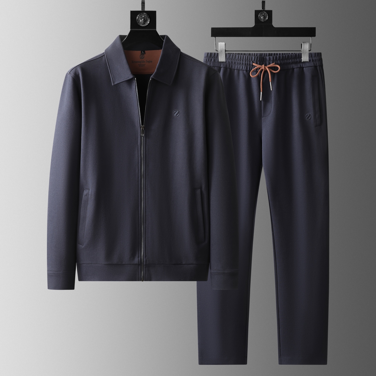 NO:686059,[Emenia Ermenegildo Zegna] Hot model a high-end!  Aristocratic Suit [Rose][Rose] Original quality exclusive high-quality suit from major brands. They are all top-notch designs and fabrics from Europe and the United States. Works by the world's top designers, with elements of international fashion brands, reflecting elegance, personality, fashion [strong][strong][strong]. Our company does not attract customers with low prices, but starts with quality, taste, connotation and some top design elements. 175 138 pounds, wearing L can wear 200 pounds. Standard size  M-4XL.,,zegna,19860909【 杰尼亚】爆款a 高端 ！贵族套装 [玫瑰][玫瑰]原单品质独家首选高品质各大品牌套装,全是欧美顶级爆款花色及面料手工,世界顶尖设计师作品,具备国际时尚大牌元素,体现高雅、个性、时尚[强][强][强].本公司不是以低价格吸引客户,是以品质、品味、内涵以及一些顶级设计元素为起点.175 138斤 穿L 可以穿200斤.标准尺码 M-4XL.,,zegna,,Men's clothing