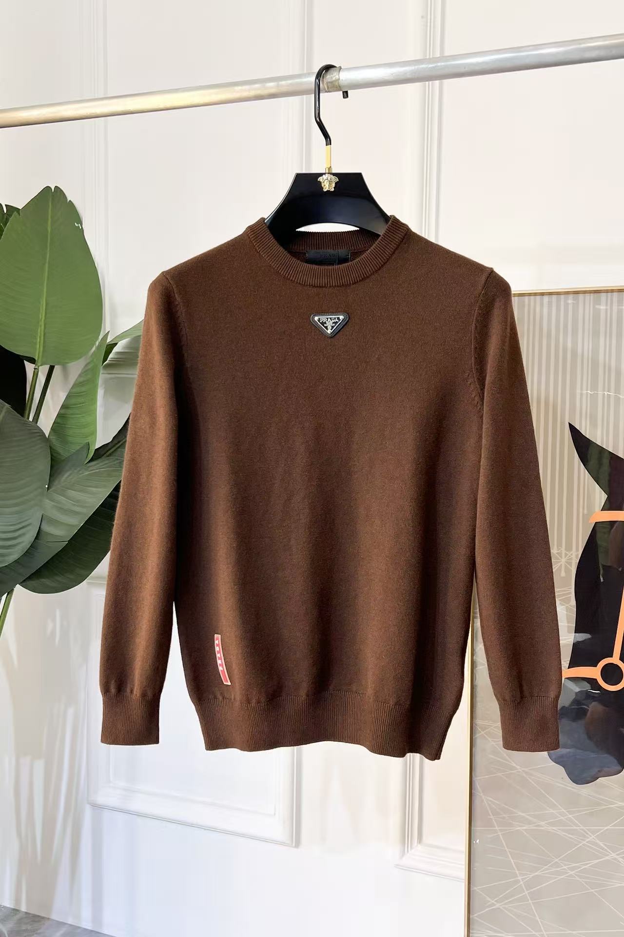 NO:711888,【Prada】--Supports exchange after the new year. Worn, washed, no tags, smelly, no after-sales service--Autumn and winter simple woolen sweaters, top quality, versatile temperament, woolen sweaters, sweaters, taste and value  The wear and details adhere to the tradition of big brands, adding charm to fashion. The unique line design exudes a strong British style, which is very modern and inherits the traditional concept. The precious fabrics are smoother, softer and more breathable. The exquisite workmanship and three-dimensional tailoring style bring texture enjoyment. M-4XL.174 140 catties wears L and can wear up to 200 catties, prada, sweaters,19860909【 普拉达】--支持年后退换 穿过 洗过 没吊牌 有异味一律不售后--秋冬简约 羊毛 针织衫 顶尖品质 百搭气质 羊毛衫 毛衣 品味 价值 身穿或细节都秉承大牌的传统给时尚添加魅力,独有的线条设计散发着浓郁的英伦风情,极具现代感亦承袭了传统理念.珍贵面料更加光滑,柔顺,透气.精致的做工,立体剪裁风格带来质感享受.M-4XL.174 140斤穿L 最大可以穿200斤,,prada,sweaters,,Men's clothing