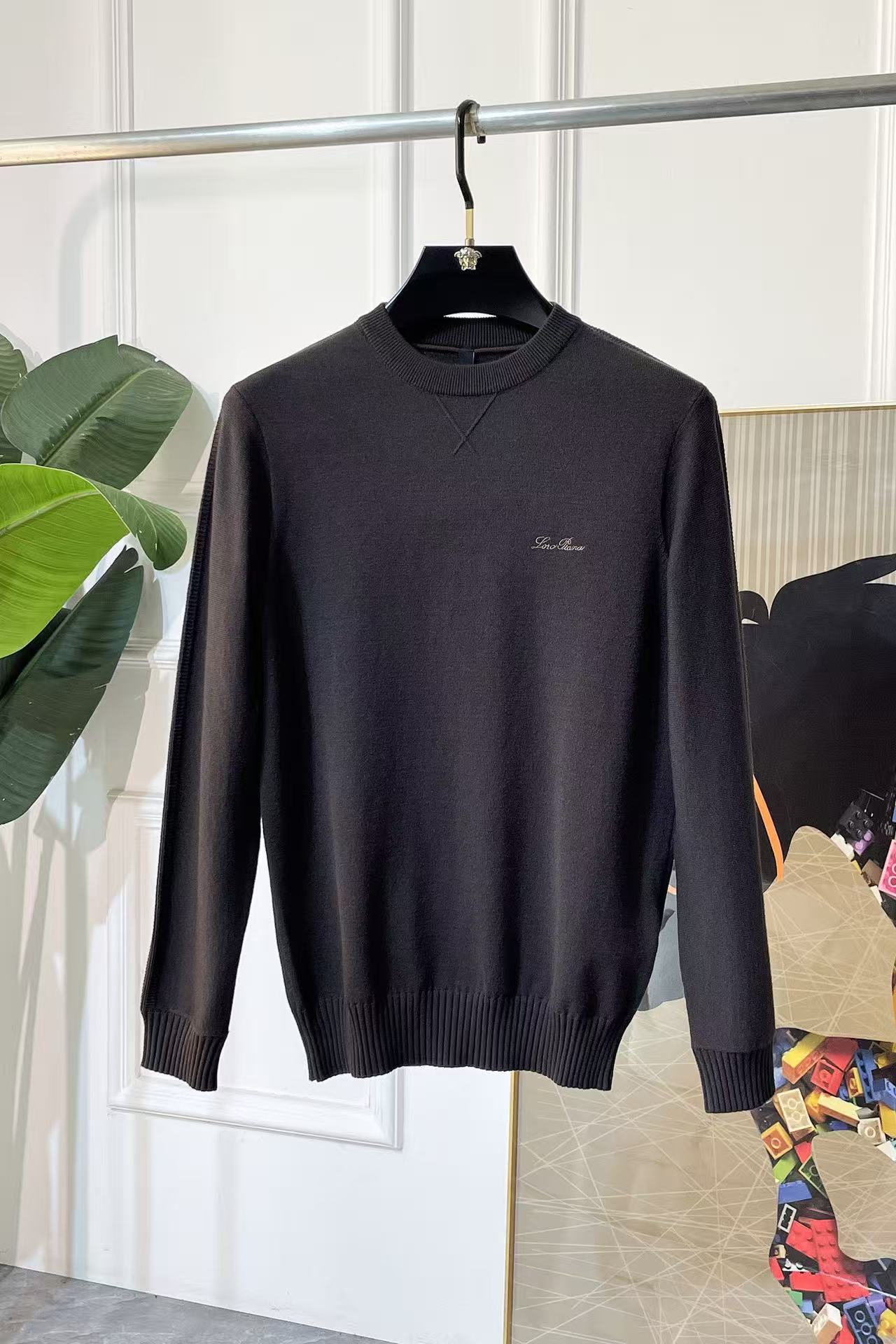 NO:711889,【LP】--Supports exchange after the new year, worn, washed, no tags, smelly, no after-sales service--Autumn and winter simple woolen sweater, top quality, versatile temperament, woolen sweater, sweater, taste and value  The wear and details adhere to the tradition of big brands, adding charm to fashion. The unique line design exudes a strong British style, which is very modern and inherits the traditional concept. The precious fabric is smoother, softer and more breathable. The exquisite workmanship and three-dimensional tailoring style bring texture enjoyment. M-4XL.174 140 catties wears L and can wear up to 200 catties, loro piana, sweaters,19860909【 LP】--支持年后退换 穿过 洗过 没吊牌 有异味一律不售后--秋冬简约 羊毛 针织衫 顶尖品质 百搭气质 羊毛衫 毛衣 品味 价值 身穿或细节都秉承大牌的传统给时尚添加魅力,独有的线条设计散发着浓郁的英伦风情,极具现代感亦承袭了传统理念.珍贵面料更加光滑,柔顺,透气.精致的做工,立体剪裁风格带来质感享受.M-4XL.174 140斤穿L 最大可以穿200斤,,loro piana,sweaters,,Men's clothing