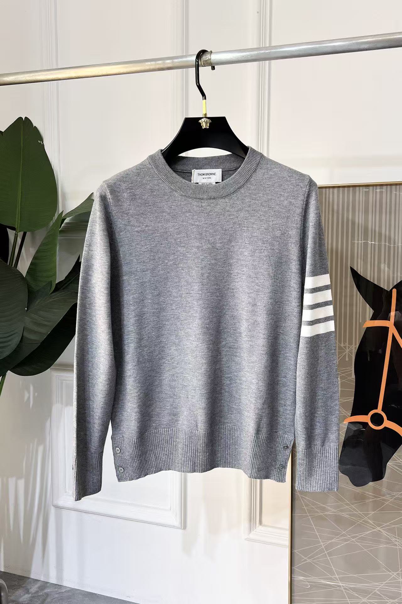 NO:711892,【TB】--Supports exchange after the new year, worn, washed, without tags, smelly, no after-sales service--Autumn and winter simple wool sweater, top quality, versatile temperament, woolen sweater, sweater, taste and value  The wear and details adhere to the traditions of big brands, adding charm to fashion. The unique line design exudes a strong British style, which is very modern and inherits the traditional concept. The precious fabrics are smoother, softer and more breathable. The exquisite workmanship and three-dimensional tailoring style bring texture enjoyment. M-3XL.174 140 catties wears L and can wear up to 190 catties,,sweaters,19860909【 TB】--支持年后退换 穿过 洗过 没吊牌 有异味一律不售后--秋冬简约 羊毛 针织衫 顶尖品质 百搭气质 羊毛衫 毛衣 品味 价值 身穿或细节都秉承大牌的传统给时尚添加魅力,独有的线条设计散发着浓郁的英伦风情,极具现代感亦承袭了传统理念.珍贵面料更加光滑,柔顺,透气.精致的做工,立体剪裁风格带来质感享受.M-3XL.174 140斤穿L 最大可以穿190斤,,sweaters,,Men's clothing