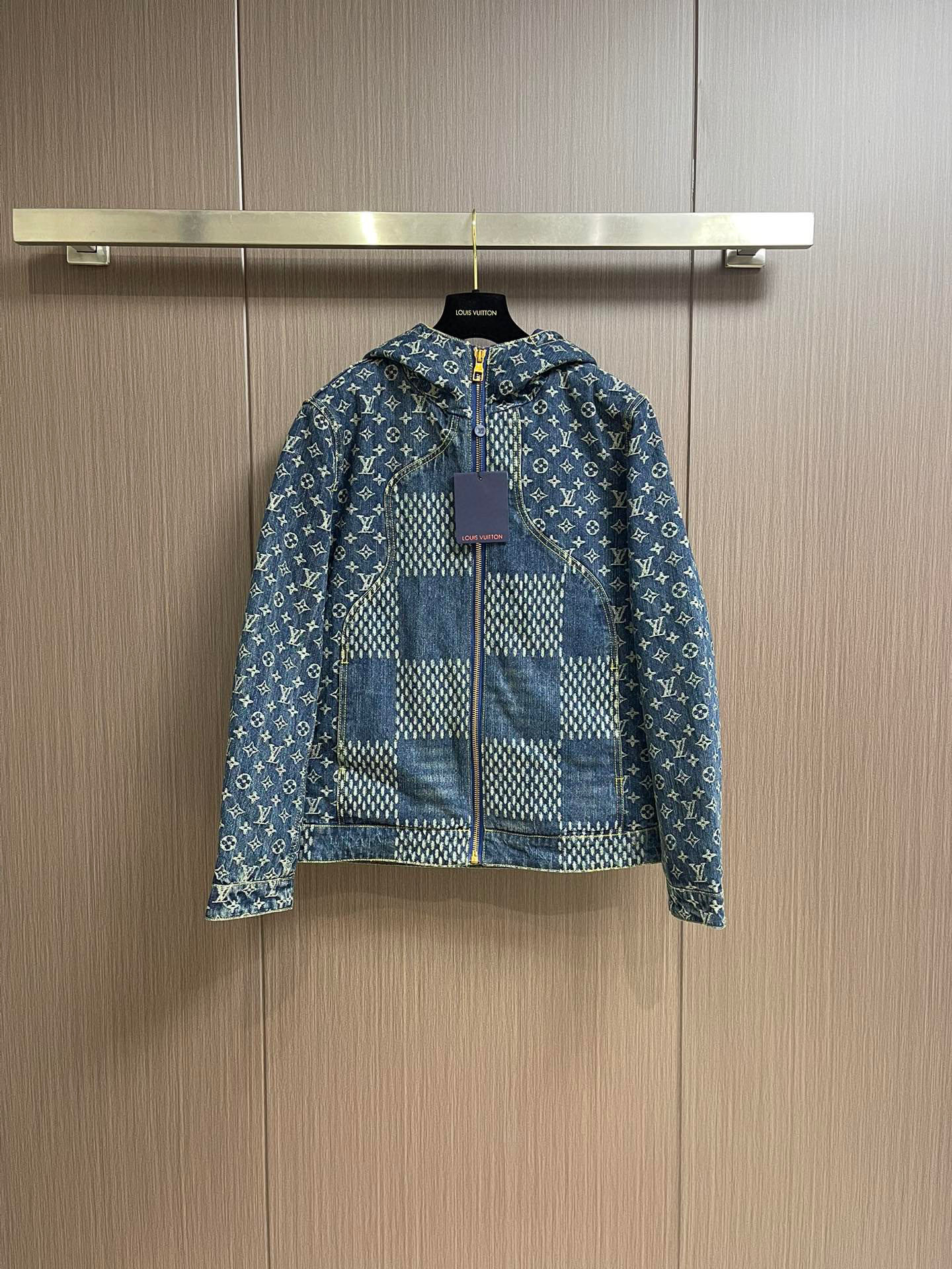 NO:729940,[LV] - Support exchange after the new year - simple autumn and winter. Denim jacket, down jacket, 90 white duck down aristocratic high-level request order, high standard customization. The upper body is very stylish, classic and versatile. Customer-supplied hardware. Each one has a unique logo. It can be matched with any fashion in winter. A real top order. The version is also very good. Slim fit. Highly recommended. 175. Wear L at 140 pounds. The maximum wear is about 190 pounds. It is recommended to report the height and weight.  .M-3XL.,,louis vuitton,jackets & coats,down jacket,19860909【 LV】-支持年后退换-秋冬简约.牛仔外套 羽绒服 90白鸭绒贵族高级别要求订单 高标准定制　上身非常有型 经典百搭 客供五金 每颗都有独特logo 冬季任何时装都可以搭配　真正的顶级订单 版型上也是非常的好 修身版型 强烈推荐.175 140斤穿L 最大穿190斤左右 .建 议报身高体重配码 .M-3XL.,,louis vuitton,jackets & coats,down jacket,,Men's clothing