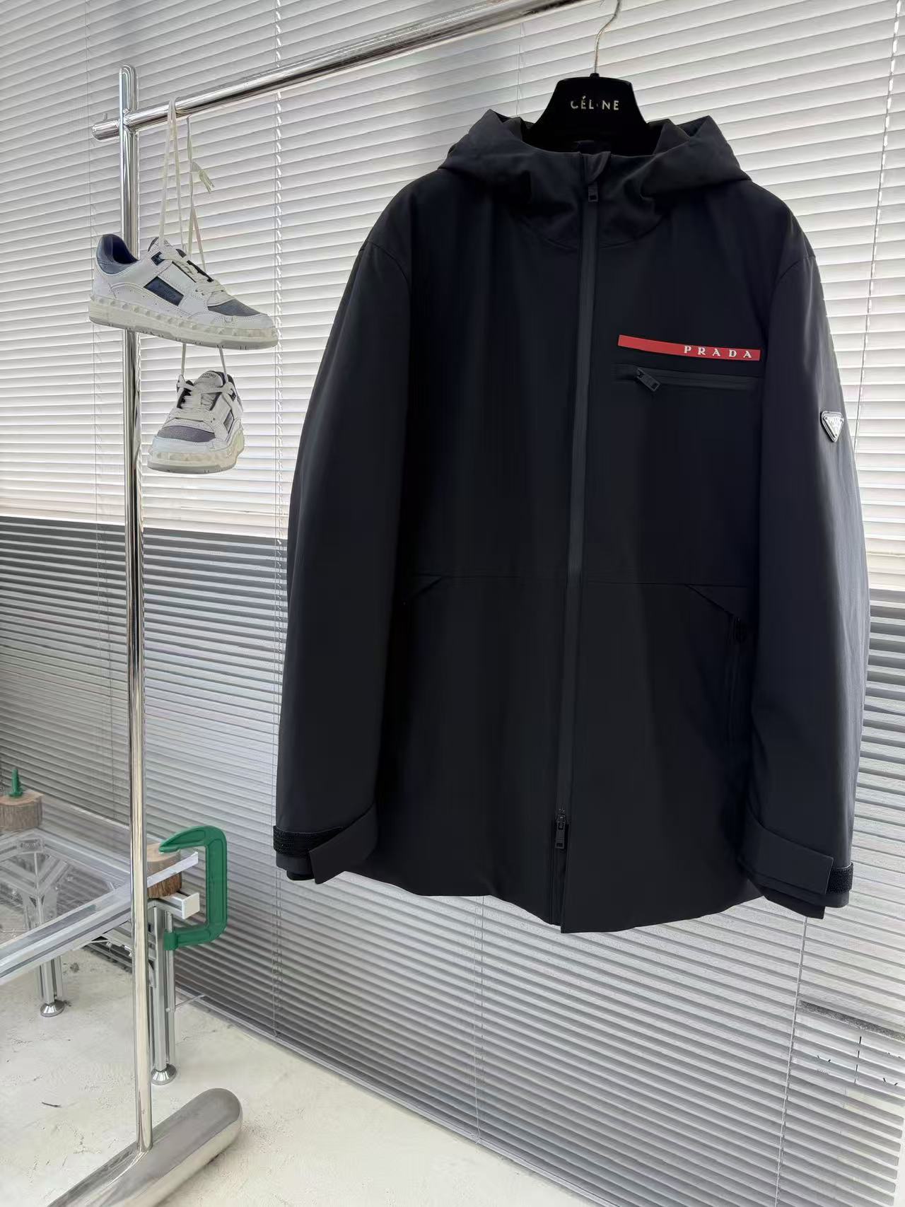 NO:729947,.-Supports exchange after the end of the year-Prada 25 autumn and winter red stripe series hooded mid-length jacket down, filled with 100g-90 white duck down, light and stylish, not bloated on the upper body, quite typical Italian style fashion, trading company channel premium product  The fabric selection and craftsmanship are very sophisticated, which is in line with the brand's century-old aesthetic tone. It is low-key and luxurious, elegant and noble. Every detail is a testament to the brand's own high-end sense. The whole body interprets the Italian minimalist, capable and outdoor functional style. It is both elegant and harmonious, and the upper body is full of shape. It is a treasure-level functional equipment that combines fashion sense and design sense. It creates a unique style item, improved pilot style design, classic and fashionable design, retro and age-reducing but very fashionable!  Fabrics imported from Italy. The texture is as delicate as baby skin. It has superior stiffness, is quite elegant and fashionable!  The color is light and versatile, the cut is smart and neat, the upper body instantly highlights the spirit, the style is full, and it can easily control various body types. It is a jacket that perfectly combines business commuting and outdoor leisure. It is a piece of equipment with extremely high wearability and attendance rate!  Color Black Size M L XL 2XL 3XL,,prada,prada,jackets & coats,jackets & coats,down jacket,hats,19860909.-支持年后退换-Prada 普拉达 25秋冬红条系列连帽中长款夹克羽绒 内冲100g-90白鸭绒,轻薄有型,上身不臃肿,颇具意大利典型风格的时装,贸易公司渠道臻品 在面料选取和工艺方面都相当考究,极符合该品牌百年美学基调,低调且奢华,优雅且高贵,每一个细节都在力证品牌自身的高级感,通体将意式的极简、干练和户外功能性风格极致诠释,亦庄亦谐,上身型款十足,集时装感与设计感的一款宝藏级功能型装备,塑造出别具一格的造型单品,改良式的飞行员造型设计,经典又时尚设计,复古减龄又非常时髦！ 意大利客供进口面料.质感如婴儿皮肤一样细腻.挺括性优越,颇为优雅且时髦！配色轻熟百搭,版型剪裁干练利落,上身瞬间凸显出精神感,型款十足,轻松驾驭各种身型,商务通勤与户外休闲完美兼备的一款外套,属于实穿性出勤率极高的一款装备！ 颜色黑色 码数M L XL 2XL 3XL,,prada,prada,jackets & coats,jackets & coats,down jacket,hats,,Men's clothing