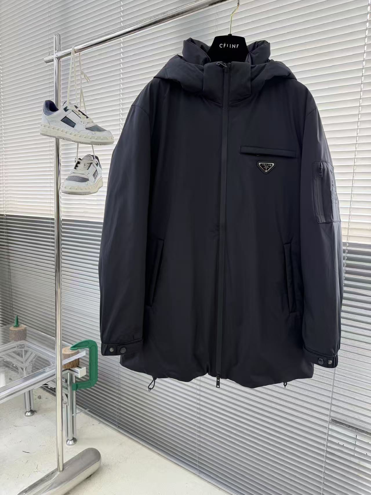 NO:729955,.Prada - Replacement supported after the end of the year - 25 autumn and winter fashionable hooded jacket, mid-length down, filled with 100g-90 white duck down, light and stylish, not bloated on the upper body, typical Italian style fashion, trading company channel premium product  The fabric selection and craftsmanship are very sophisticated, which is in line with the brand's century-old aesthetic tone. It is low-key and luxurious, elegant and noble. Every detail is a testament to the brand's own high-end sense. The whole body interprets the Italian minimalist, capable and outdoor functional style. It is both elegant and harmonious, and the upper body is full of shape. It is a treasure-level functional equipment that combines fashion sense and design sense. It creates a unique style item, improved pilot style design, classic and fashionable design, retro and age-reducing but very fashionable!  Fabrics imported from Italy. The texture is as delicate as baby skin. It has superior stiffness, is quite elegant and fashionable!  The color is light and versatile, the cut is smart and neat, the upper body instantly highlights the spirit, the style is full, and it can easily control various body types. It is a jacket that perfectly combines business commuting and outdoor leisure. It is a piece of equipment with extremely high wearability and attendance rate!  Color Black Size M L XL 2XL 3XL,,prada,prada,jackets & coats,jackets & coats,down jacket,hats,19860909.Prada 普拉达 --支持年后退换-25秋冬时尚连帽夹克中长款羽绒 内冲100g-90白鸭绒,轻薄有型,上身不臃肿,颇具意大利典型风格的时装,贸易公司渠道臻品 在面料选取和工艺方面都相当考究,极符合该品牌百年美学基调,低调且奢华,优雅且高贵,每一个细节都在力证品牌自身的高级感,通体将意式的极简、干练和户外功能性风格极致诠释,亦庄亦谐,上身型款十足,集时装感与设计感的一款宝藏级功能型装备,塑造出别具一格的造型单品,改良式的飞行员造型设计,经典又时尚设计,复古减龄又非常时髦！ 意大利客供进口面料.质感如婴儿皮肤一样细腻.挺括性优越,颇为优雅且时髦！配色轻熟百搭,版型剪裁干练利落,上身瞬间凸显出精神感,型款十足,轻松驾驭各种身型,商务通勤与户外休闲完美兼备的一款外套,属于实穿性出勤率极高的一款装备！ 颜色黑色 码数M L XL 2XL 3XL,,prada,prada,jackets & coats,jackets & coats,down jacket,hats,,Men's clothing