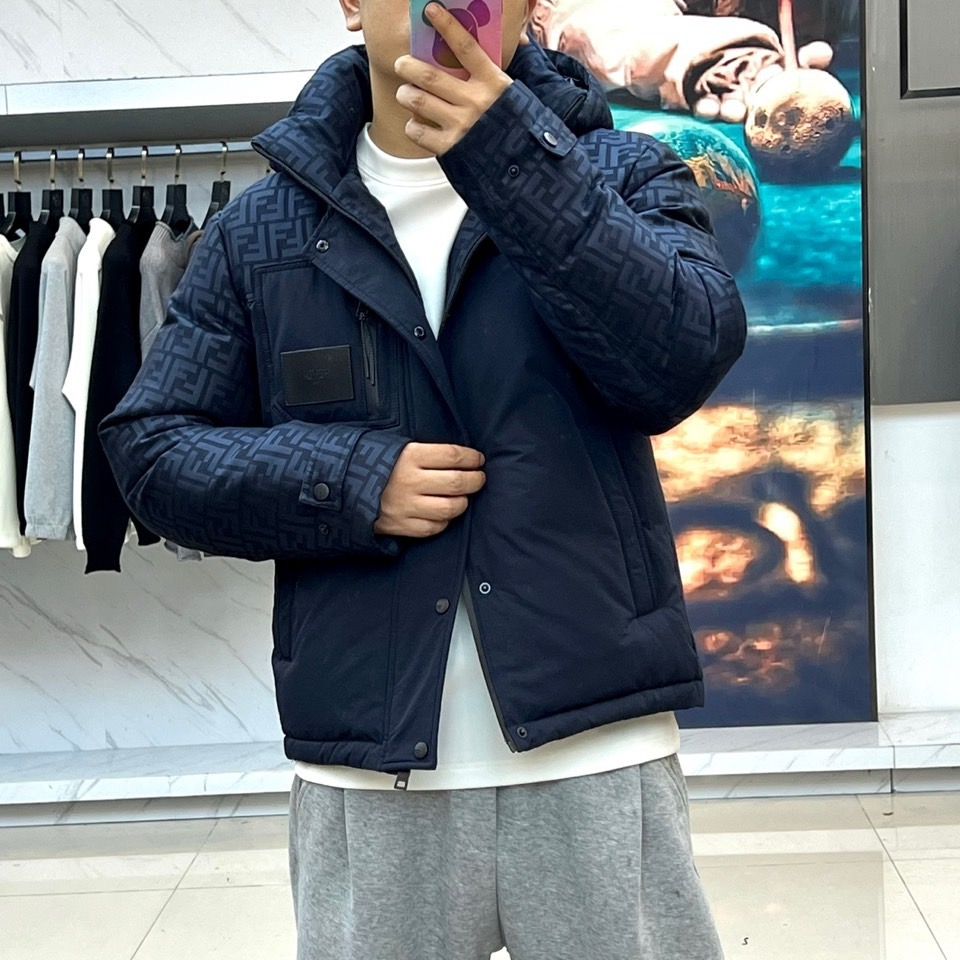 NO:726291,[ Fendi ] - Support exchange after the new year - simple autumn and winter. Down jacket 90 white duck down aristocratic high-level request order, high standard customization. The upper body is very stylish, classic and versatile. Customer-supplied hardware. Each one has a unique logo. It can be matched with any fashion in winter. A real top order. The version is also very good. Slim version is highly recommended. 175 140 catties wears L and the maximum wear is about 190 catties. It is recommended to report the height and weight matching.  .M-3XL.,,fendi,down jacket,19860909【 芬迪】--支持年后退换-秋冬简约.羽绒服 90白鸭绒贵族高级别要求订单 高标准定制　上身非常有型 经典百搭 客供五金 每颗都有独特logo 冬季任何时装都可以搭配　真正的顶级订单 版型上也是非常的好 修身版型 强烈推荐.175 140斤穿L 最大穿190斤左右 .建 议报身高体重配码 .M-3XL.,,fendi,down jacket,,Men's clothing