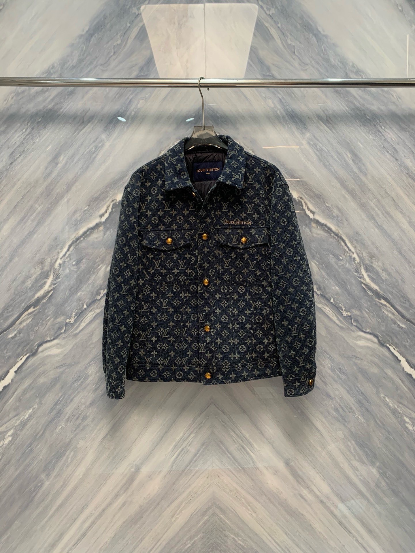 NO:726309,.--Supports replacement after the new year, worn, washed, without tags, or with odor, no after-sales service will be accepted--LV  Lujia's trendy autumn and winter denim goose down jacket features classic black jacquard as the main tone, cleverly blending old flower jacquard elements, and classic embroidered letters to break the monotony of traditional denim, highlighting individuality and uninhibitedness. The three-dimensional tailoring fits the body shape, and the short design is neat and stylish, easily elongating the leg line  Striped, creating a casual style that is free and easy. The high-quality denim fabric is stiff and wear-resistant, breathable and comfortable, suitable for daily outings or light outdoor scenes. The details are embellished with metal buttons and work pockets, adding a retro texture, making it an indispensable fashion item in the autumn and winter transition seasons.  Size 48-56 48 length 67 shoulder width 53 sleeve length 59 bust 112 50 length 68 shoulder width 54 sleeve length 60 bust 116 52 length 69 shoulder width 55 sleeve length 61 bust 120 54 length 70 shoulder width 56 sleeve length 62 bust 124 56 length 71 shoulder width 57 sleeve length 63 bust 128,,louis  vuitton,louis vuitton,louis vuitton,jackets & coats,19860909.--支持年后退换 穿过 洗过 没吊牌 有异味一律不售后--LV 驴家秋冬潮牌牛仔鹅绒外套,以经典黑色提花为主调,巧妙融口老花提花元素,经典刺绣字母打破传统牛仔的单调感,彰显个性与不羁.立体剪裁贴合身形,短款设计利落有型,轻松拉长腿部线条,打造随性洒脱的休闲风格.优质牛仔面料挺括耐磨,兼具透气性与舒适感,适合日常出街或轻户外场景.细节处金属纽扣与工装口袋点缀,增添复古质感,是秋冬过渡季不可或缺的时尚单品. 尺码48-56 48衣长67肩宽53袖长59胸围112 50衣长68肩宽54袖长60胸围116 52衣长69肩宽55袖长61胸围120 54衣长70肩宽56袖长62胸围124 56衣长71肩宽57袖长63胸围128,,louis vuitton,louis vuitton,louis vuitton,jackets & coats,,Men's clothing