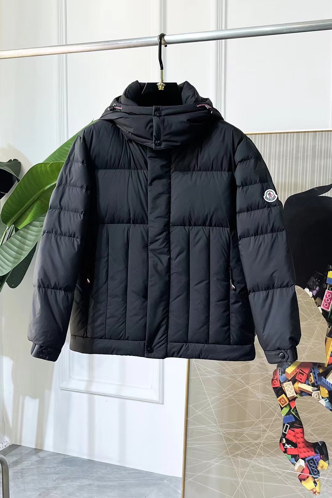 NO:729921,. --Support exchange after the new year, worn, washed, without tags, smelly, no after-sales service--Moncler's classic popular style, removable hood down jacket, same style for men and women, ready for sale  High-end series, hooded couple's down jacket, the hood is removable, the fabric is waterproof and windproof, the four-layer lock velvet does not run away, it is soft and fluffy, very warm, the upper body is very contoured, very handsome. Toray bright surface material, not a trace of stalk, strong return, outstanding details, exquisite workmanship, filled with DIST environmentally friendly 90 white goose down!  Basically anywhere in the country is enough!  Details: The yoke and hood are made of fine cotton, and the inner layer is made of red nylon fabric with contrasting colors. Button hardware and other items are customized one-to-one at the counter. Moncler logo patches on the sleeves. Color: black and beige.………………………………………… SizeM-XXXL,,Moncler,down jacket,hats,19860909. --支持年后退换 穿过 洗过 没吊牌 有异味一律不售后--蒙口 Moncler经典爆款 可拆卸帽羽绒服 男女同款 现货发售 高端系列,蒙口连帽款情侣款羽绒服,帽子可拆卸,面料防水防风,四层锁绒不跑绒,柔软蓬松度高,非常保暖,上身挺有轮廓,非常帅气.东丽亮面外料,没有一丝梗回性极强,细节出众,工艺精湛,DIST环保90白鹅绒填充！基本国内任何地方都足够了！细节抵肩和风帽用精细棉布制作,内层采用红色尼龙面料撞色,纽扣五金等专柜一比一订制,手袖Moncler标识贴片.颜色黑色 米色.……………………………………………… SizeM-XXXL,,Moncler,down jacket,hats,,Men's clothing