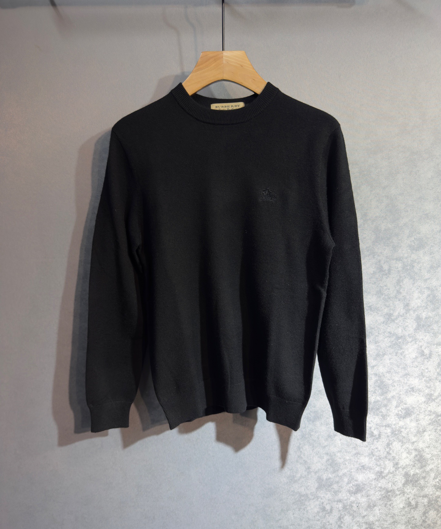 NO:691304,BURBERRY 2025 new autumn and winter sweaters. High-quality imported Italian fabrics, high-density knitting, fashionable and versatile sweaters, very handsome. The classic logo is more durable and less likely to deform. The counter version can be easily held in various styles. The classic fashion model that has been sought after for 518 years has become popular all over the world!  Color black khaki. Size M-4XL (please state your height and weight when placing an order), burberry, burberry, sweaters,19860909BURBERRY 巴宝莉 2025秋冬新款毛衣秋冬 高品质意大利进口面料,高密度针织,时尚百搭毛衣,帅气十足.经典Logo标志 更耐穿更加不易变形,专柜版型,各种风格都能轻松Hold住,518年年被追捧的经典时尚款 已经风靡全球！颜色黑色 卡其色.码数M-4XL(下单请报身高体重),,burberry,burberry,sweaters,,Men's clothing