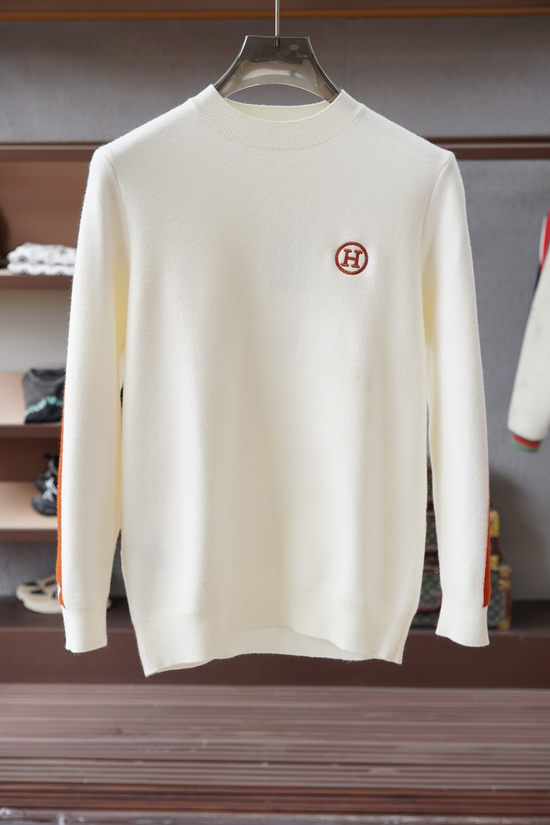 NO:691290,Hermes 2025 new autumn and winter sweaters!  High-quality wool, simple but not simple. Casual round-neck style, easy to match for daily wear on the street. Fine workmanship, fine and even stitching, not easy to get off line. Color: black, white, orange, gray. Size: M-3XL,, hermes, hermes, sweaters,19860909Hermes爱马仕 2025秋冬新款毛衣！优质羊毛,简约而不简单.休闲圆领款式,日常搭配出街轻松搭配.做工精细 针脚细密均匀,不易脱线. 颜色黑色 白色橙色灰色 码数M-3XL,,hermes,hermes,sweaters,,Men's clothing