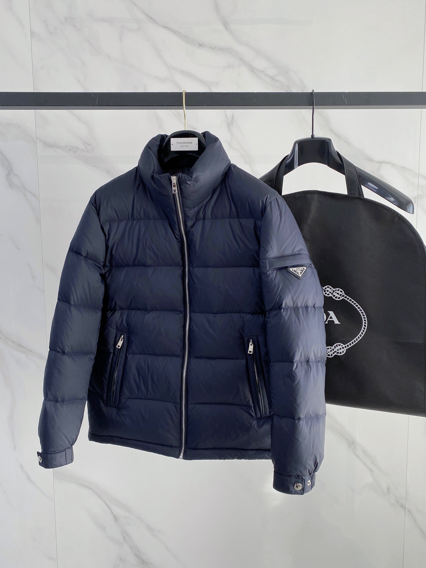 NO:691299,.Prada PRADA** 2025 new autumn and winter down jacket. Original 1:1 customized hardware accessories, all imported and original customization. Welcome to compare at the counter. Absolutely high quality. Made of top 90 white goose down. Super soft. Filled with fluffy and full feathers. Super heavy fabrics with perfect workmanship. Pay attention to the fabrics are super comfortable. Exclusive model. Non-market goods. Same sizes for men and women.,, prada, prada, down jacket,19860909.普拉达 PRADA** 2025秋冬新款羽绒服 原版1:1订制五金配件全进口原版定制 欢迎专柜对比 绝对的高品质 采用顶级90白鹅绒 超柔软 充羽量蓬松饱满 超级重面料做工杠杠的版型完美 注意面料超舒服 独家款 非市场货 男女同款尺码码数.,,prada,prada,down jacket,,Men's clothing