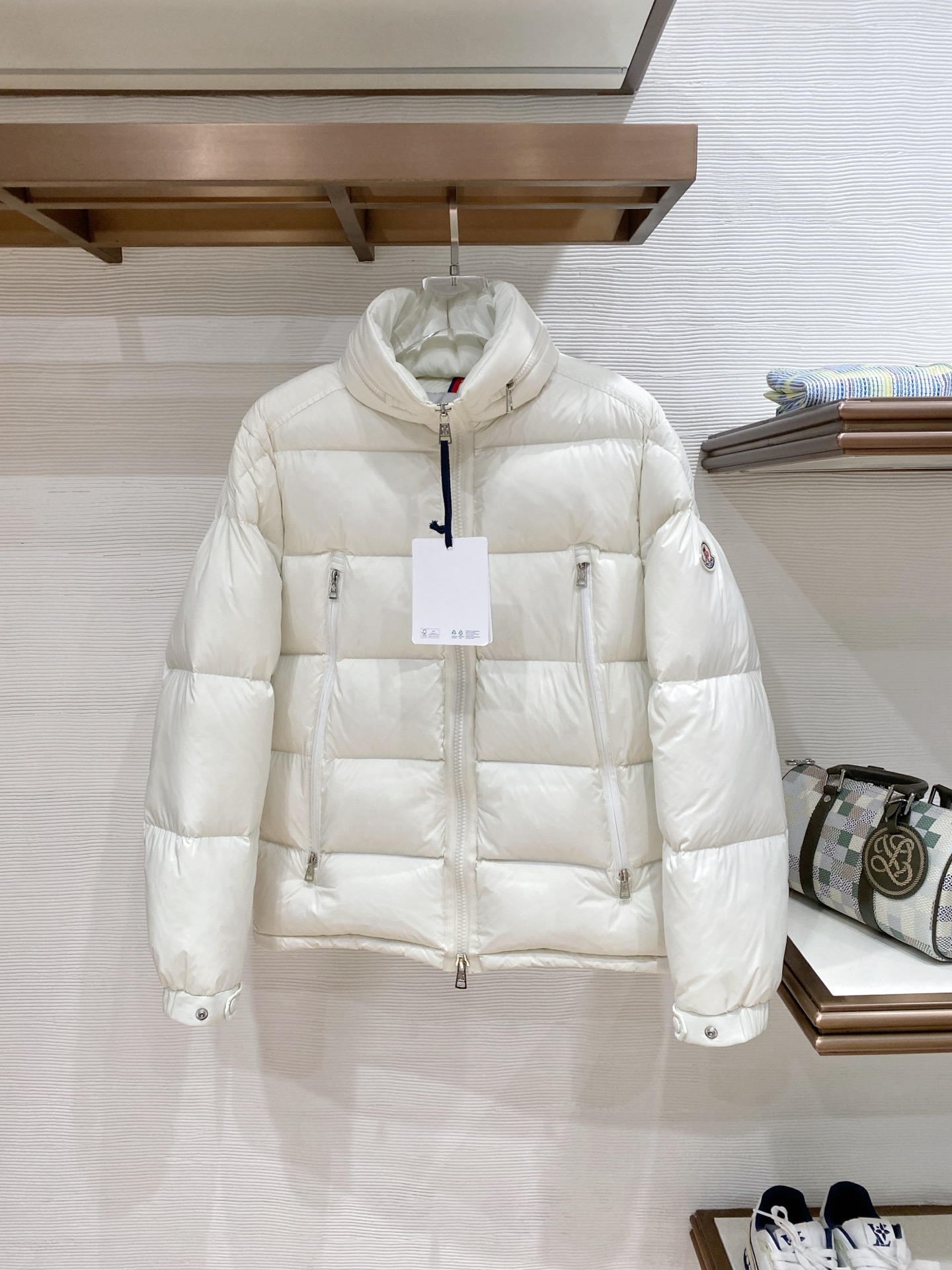 NO:691303,.Extra-grade down Moncler Matte Black 120 European limited edition winter short men's down jacket jacket. This men's short down jacket draws inspiration from outdoor time and is made of anti-shedding fabric. It is recommended for wearing. Fabric control is a must. Matte matte surface. This fabric is extremely light and delicate. Naturally anti-wrinkle. Complete barcode styles. Corresponds to the official website. The tag has built-in NFC electronic induction anti-counterfeiting. Supports multiple anti-counterfeiting verifications.  This down jacket draws inspiration from camping and incorporates dynamic technical textures. It is made of polyester and has anti-lint function. It has a loose fit, pull-out hood for added practicality, and contrasting color details for a chic feel. Made of matte polyester. Painted nylon lining. Filled with down. Pull-out hood made of double-layer raincoat fabric. Zipper closure. Zipper pockets. Adjustable cuffs. Adjustable hem with elastic drawcord. Embroidered logo patch. Size1-5. Black.  Milky white,,jackets & coats,jackets & coats,down jacket,hats,19860909.特级羽绒Moncler Matte Black 120欧洲限定款冬季短款男士羽绒服夹克外套.此款男士短款羽绒夹克从户外时光汲取灵感,采用防脱绒面料制成,穿搭推荐. 面料控必入.哑光雾面.此款面料极致轻薄细腻.自然抗褶皱. 条码款号齐全.对应官网一致.吊牌内置NFC电子感应防伪.支持多重防伪验证. 此款羽绒夹克从露营汲取灵感,并融汇动感科技质感,采用涤纶制成,具有防脱绒功能.宽松版型,可抽出式风帽提升实用性,对比色细节倍添别致韵味 采用亚光涤纶制成 漆面尼龙衬里 填充羽绒 抽出色风帽以双层雨衣布制成 拉链开合 拉链口袋 可调节袖口 可调节下摆设有弹力拉绳 刺绣徽标拼贴 Size1-5 黑色 奶白,,jackets & coats,jackets & coats,down jacket,hats,,Men's clothing