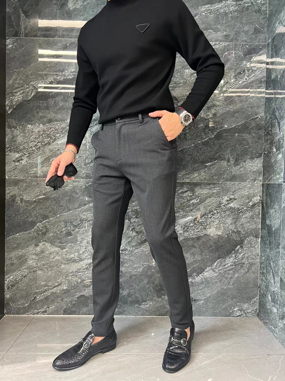 NO:711880,【Dior】--Support replacement after the new year. Worn, washed, no tags, smelly, no after-sales service--simple and fashionable, early autumn casual pants are very comfortable to wear, low-key yet luxurious. They are very classy to wear, and there is no need to say much about the style and cut of the pants. The upper body is exquisite and lively. Real first-class top quality materials. Really top-level casual pants, using Turkish cotton to produce the most famous denim fabric. The quality is outstanding, and after heavy washing, the pants are very soft!  The straight-leg version is not picky and the upper body is absolutely stylish. The trouser waistband is inlaid with silver jewelry and is an expert design. It is extremely luxurious. 30-38.,, dior,19860909【 迪奥】--支持年后退换 穿过 洗过 没吊牌 有异味一律不售后--简约时尚 早秋休闲裤身穿着非常舒适 低调不失奢华 穿出去非常有档次,裤型款式和裁剪亦无需多言 上身精致跃然.真正一等一顶级质料 真正殿堂级的休闲裤,选用土耳其的棉花 生产出最有名的单宁布 品质卓然,经过重水洗使得裤子很柔软！直脚的版型 不挑人 上身绝对的有型 裤腰镶嵌银饰达人设计 极度奢华.30-38.,,dior,,Men's clothing