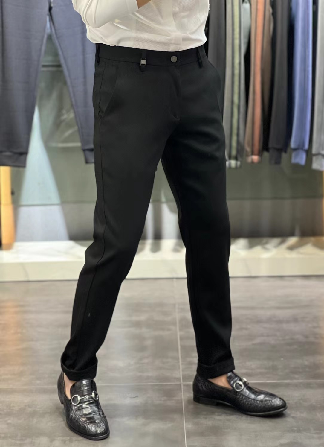 NO:711876,[Emenia Ermenegildo Zegna] - Support replacement after the new year. Worn, washed, no tags, smelly, no after-sales service - simple and fashionable, early autumn casual pants are very comfortable to wear, low-key yet luxurious. They are very classy to wear, and there is no need to say much about the pants style and tailoring. The upper body is exquisite and lively. Real first-class top quality materials. Really palace-level casual pants, using Turkish cotton to produce the most famous denim fabric. The quality is outstanding, and the pants are very soft after heavy washing!  The straight-leg version is not picky and the upper body is absolutely stylish. The waistband is inlaid with silver jewelry and is an expert design. It is extremely luxurious. 30-38.,,zegna,19860909【 杰尼亚】--支持年后退换 穿过 洗过 没吊牌 有异味一律不售后--简约时尚 早秋休闲裤身穿着非常舒适 低调不失奢华 穿出去非常有档次,裤型款式和裁剪亦无需多言 上身精致跃然.真正一等一顶级质料 真正殿堂级的休闲裤,选用土耳其的棉花 生产出最有名的单宁布 品质卓然,经过重水洗使得裤子很柔软！直脚的版型 不挑人 上身绝对的有型 裤腰镶嵌银饰达人设计 极度奢华.30-38.,,zegna,,Men's clothing