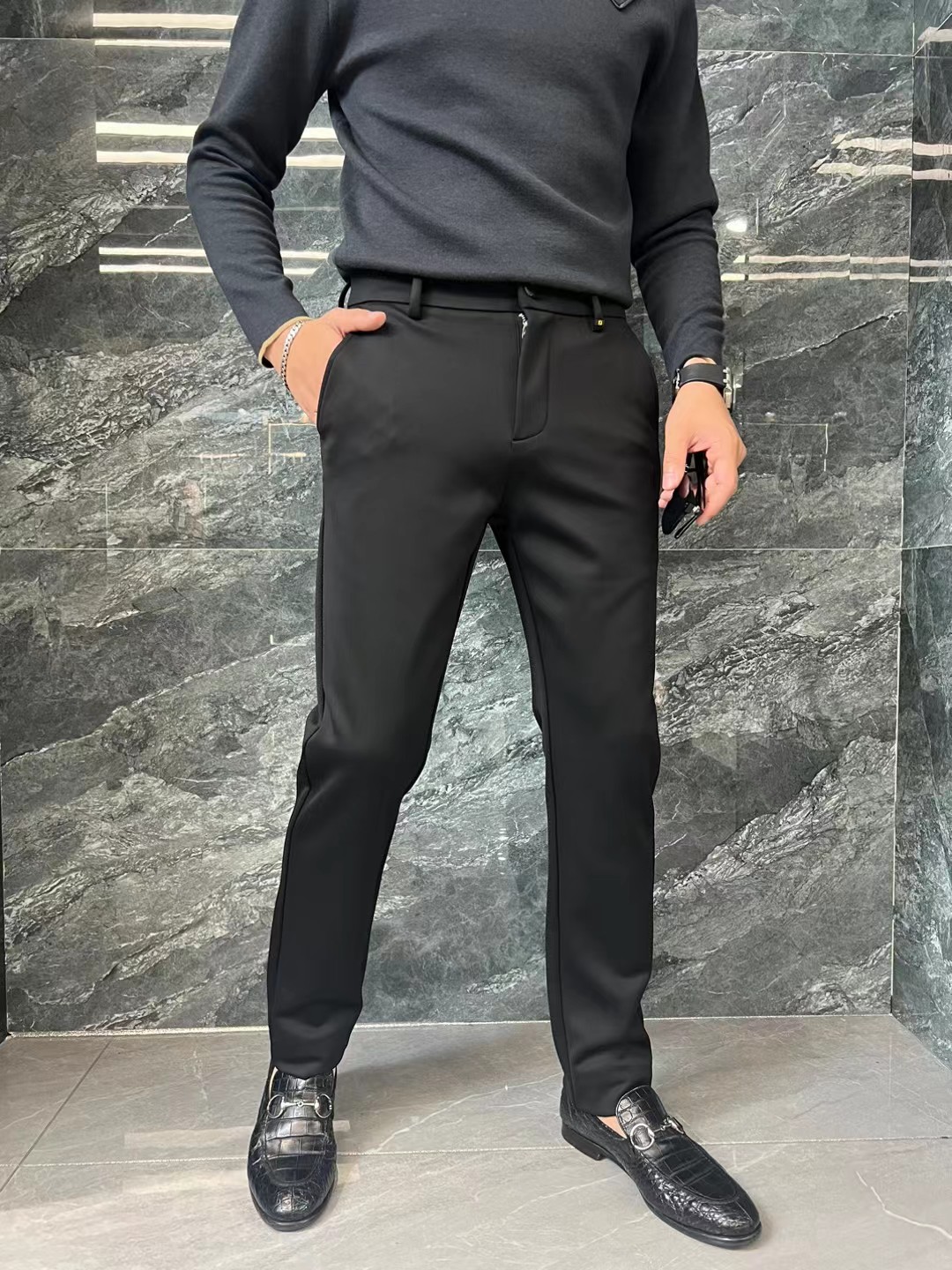 NO:711878,[Fendi] - supports replacement after the new year, has been washed, has no tags, has an odor, and will not be sold - simple and fashionable, early autumn casual pants are very comfortable to wear, low-key yet luxurious. They are very classy to wear, and there is no need to say much about the style and tailoring of the pants. The upper body is exquisite and vivid. Really first-class top quality materials. Really palace-level casual pants, using Turkish cotton to produce the most famous denim. The quality is outstanding, and the pants are very soft after heavy washing!  The straight-leg version is not picky and the upper body is absolutely stylish. The waistband is inlaid with silver jewelry and is an expert design. It is extremely luxurious. 30-38.,,fendi,19860909【 芬迪】--支持年后退换 穿过 洗过 没吊牌 有异味一律不售后--简约时尚 早秋休闲裤身穿着非常舒适 低调不失奢华 穿出去非常有档次,裤型款式和裁剪亦无需多言 上身精致跃然.真正一等一顶级质料 真正殿堂级的休闲裤,选用土耳其的棉花 生产出最有名的单宁布 品质卓然,经过重水洗使得裤子很柔软！直脚的版型 不挑人 上身绝对的有型 裤腰镶嵌银饰达人设计 极度奢华.30-38.,,fendi,,Men's clothing