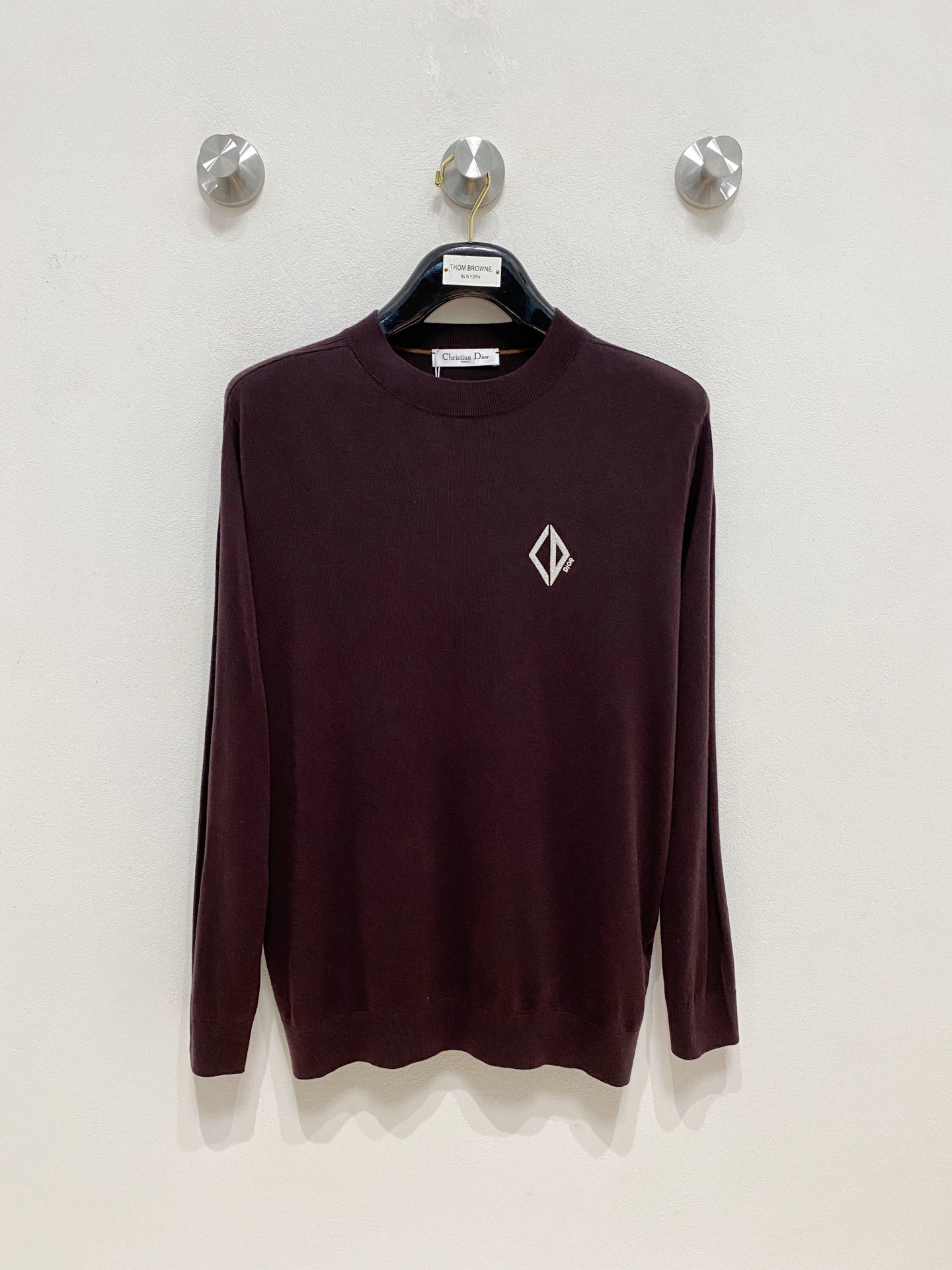 NO:711859,Support the new Dior 2025 men's classic knitted sweater series after the year. Imported knitted fabrics are presented. The light and soft fabrics are garment-dyed to create an elegant texture. The original custom-made imported yarn is dyed. Customized ribbed collar. Contrasting ribbing design at the feet. The classic style softens the inherent sportiness of the clothes. The versatile style makes it very suitable for single wear. All accessories are provided by customers. Made by customer-supplied yarns, thickness and regular warmth.  It is skin-friendly and delicate, does not make you sweaty, and is super comfortable. The solid color design makes the overall look stylish and stylish, suitable for both leisure and business!  Size M-3xL (105-125),, dior, sweaters,19860909支持年后 Dior2025新款男士经典针织毛衣系列 进口针织面料呈现.轻盈柔软的面料经过成衣染色,营造出优雅纹理,原版定制进口纱线色染 定制罗纹领口 起脚设计撞色罗纹 经典让衣服与生俱有的运动气息得以柔和.百搭风范令其非常适合单穿,所有辅料全部客供.客供纱制作,厚度和常规保暖 亲肤细腻不闷汗,超级舒服.纯色设计款,整体就是大气时尚,休闲商务都即可！ 码数M-3xL（105-125）,,dior,sweaters,,Men's clothing