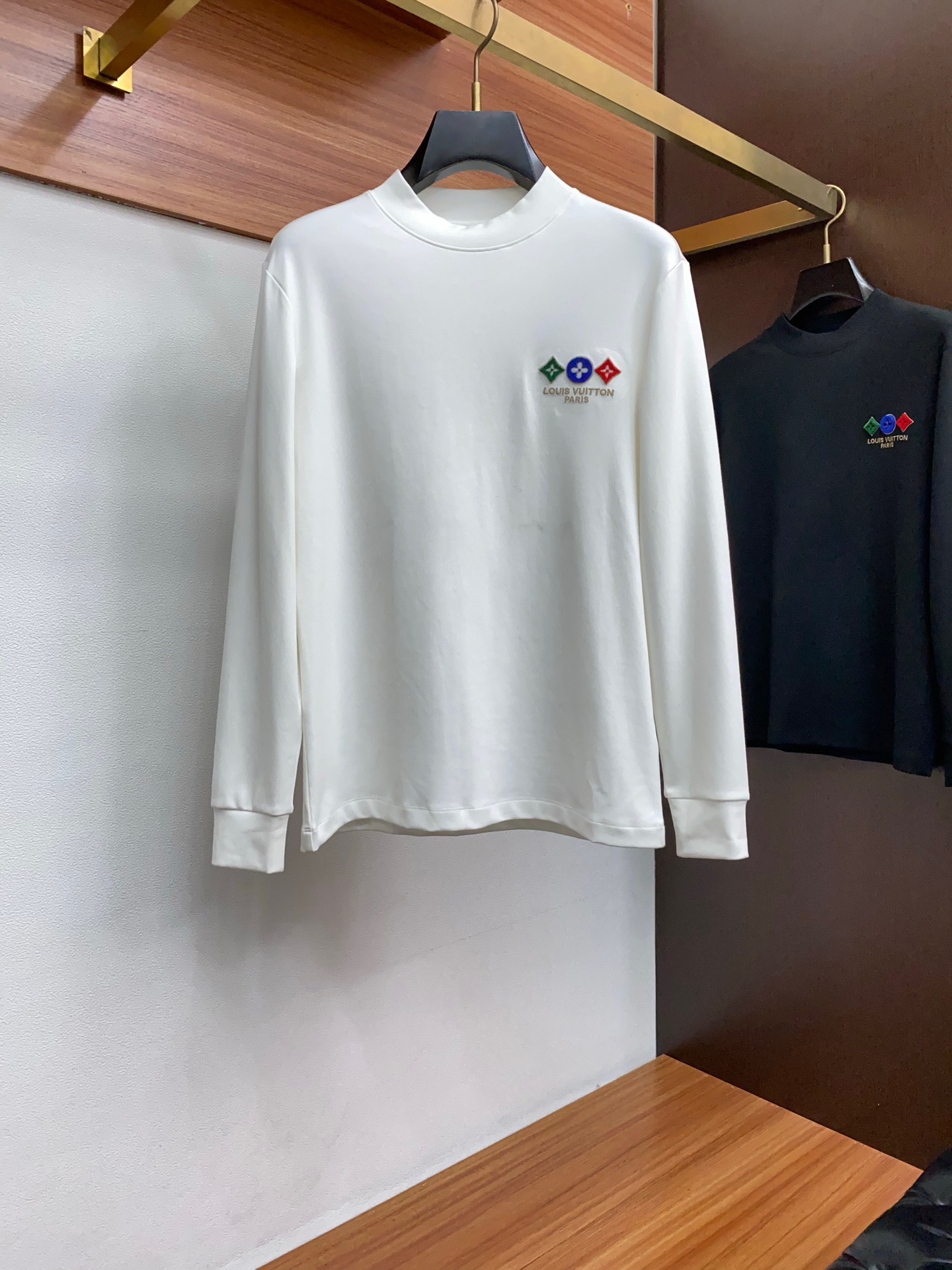 NO:711871,1v Louis Vuitton 2025 autumn and winter new product, men’s basic round neck long-sleeved T-shirt base layer!  The trading company channel is rare, and it is released at the same time as GW. It is made of 26S double yarn pure cotton imported from customers. The fabric is thick and moderate, the texture is soft and dense, crisp and smooth. It has good breathability and moisture absorption next to the skin, which improves the comfort to 100%, which is a symbol of quality. The tailoring is a slim fit. It is very delicate, shows aura, and will highlight the sophistication of business men. This is unique. It is just right for slim fit, and the upper body effect is very good.  Size M-3xL,,louis vuitton,tees,t-shirt,19860909年后1v路易威登 2025秋冬新品,男士基础款圆领长袖T恤打底衫！贸易公司渠道稀出,同步GW发售,选用客供进口26S双纱纯棉材质制成,面料厚实适中,质地柔软绵密、挺括垂顺,贴肤具有良好的透气吸湿性,将舒适度提升到百分百,品质的象征.版型剪裁属于修身款 非常精致,显气场,又会凸显商务男士的精致,这就是独到之处,恰到好处的修身,上身效果非常赞, 尺码M-3xL,,louis vuitton,tees，t-shirt,,Men's clothing