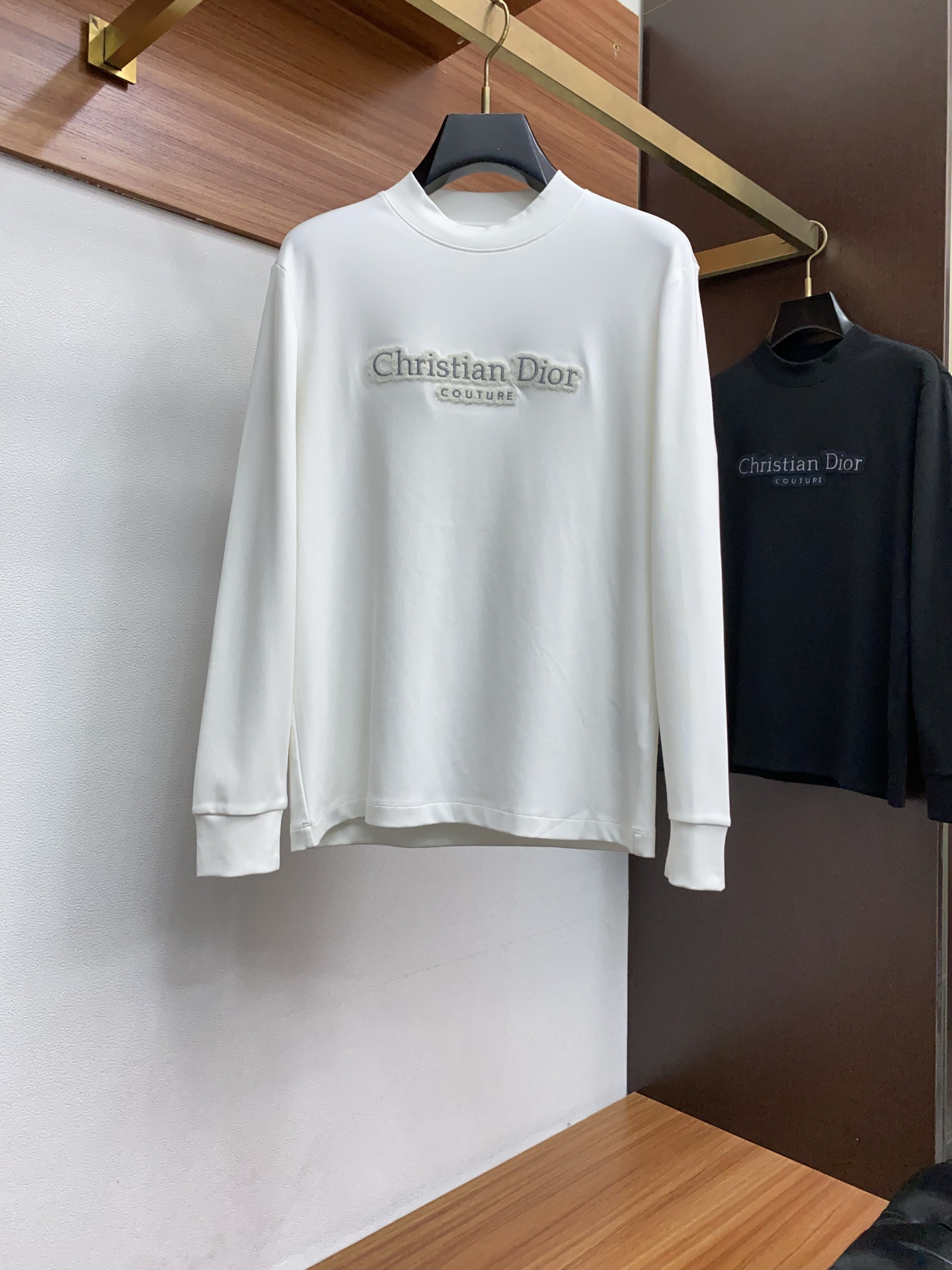 NO:711881,New Dior 2025 autumn and winter products, men’s basic round neck long-sleeved T-shirt bottoming shirt!  The trading company channel is rare, and it is released at the same time as GW. It is made of 26S double yarn pure cotton imported from customers. The fabric is thick and moderate, the texture is soft and dense, crisp and smooth. It has good breathability and moisture absorption next to the skin, which improves the comfort to 100%, which is a symbol of quality. The tailoring is a slim fit. It is very delicate, shows aura, and will highlight the sophistication of business men. This is unique. It is just right for slim fit, and the upper body effect is very good.  Size M-3xL,,dior,tees,t-shirt,19860909年后 迪奥 2025秋冬新品,男士基础款圆领长袖T恤打底衫！贸易公司渠道稀出,同步GW发售,选用客供进口26S双纱纯棉材质制成,面料厚实适中,质地柔软绵密、挺括垂顺,贴肤具有良好的透气吸湿性,将舒适度提升到百分百,品质的象征.版型剪裁属于修身款 非常精致,显气场,又会凸显商务男士的精致,这就是独到之处,恰到好处的修身,上身效果非常赞, 尺码M-3xL,,dior,tees，t-shirt,,Men's clothing