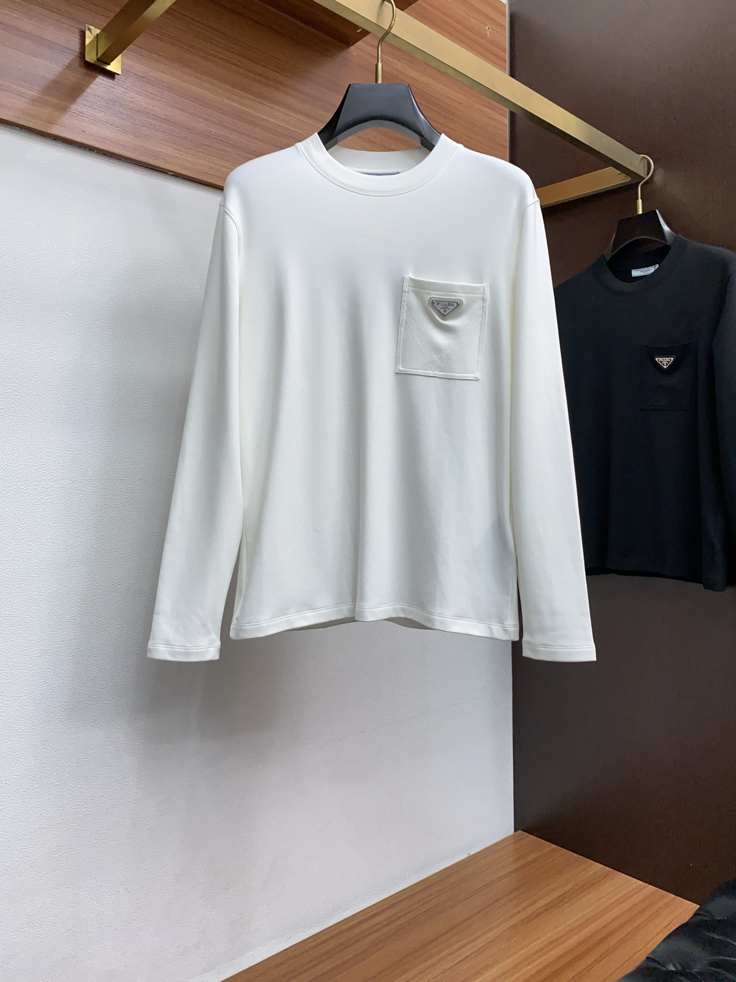 NO:711883,Years later, Prada’s 2025 autumn and winter new product, men’s basic round neck long-sleeved T-shirt bottoming shirt!  The trading company channel is rare, and it is released at the same time as GW. It is made of 26S double yarn pure cotton imported from customers. The fabric is thick and moderate, the texture is soft and dense, crisp and smooth. It has good breathability and moisture absorption next to the skin, which improves the comfort to 100%, which is a symbol of quality. The tailoring is a slim fit. It is very delicate, shows aura, and will highlight the sophistication of business men. This is unique. It is just right for slim fit, and the upper body effect is very good.  Size M-3xL,,prada,tees,t-shirt,19860909年后 普拉达 2025秋冬新品,男士基础款圆领长袖T恤打底衫！贸易公司渠道稀出,同步GW发售,选用客供进口26S双纱纯棉材质制成,面料厚实适中,质地柔软绵密、挺括垂顺,贴肤具有良好的透气吸湿性,将舒适度提升到百分百,品质的象征.版型剪裁属于修身款 非常精致,显气场,又会凸显商务男士的精致,这就是独到之处,恰到好处的修身,上身效果非常赞, 尺码M-3xL,,prada,tees，t-shirt,,Men's clothing