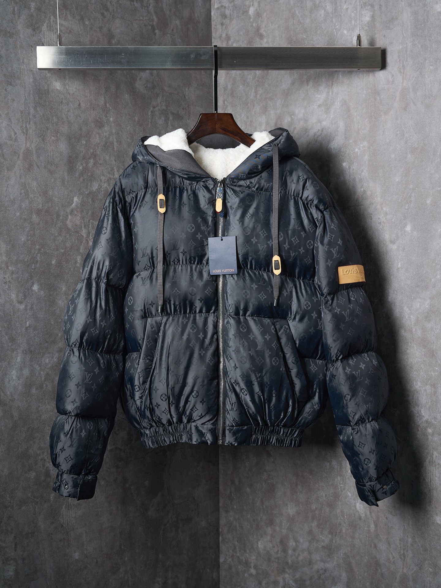 NO:711916,.Support replacement after the end of the year. Worn, washed, without tags, with odor, no after-sales service - LOUIS VUITT* Louis LV FW new MONOGRAM. This model is laid out with a full-length Monogram pattern on technical fabrics, and the wrap-around silhouette is filled with Ecodown fiber to achieve excellent thermal insulation effect. The soft alpaca lining and VVN details recall the tradition of Louis Vuitton leather goods, and can be easily integrated into winter sportswear or urban styles. Standard fit  All-over Monogram print Louis Vuitton patch on left sleeve Suede lining at body and hood Kangaroo pocket Stretch hem Adjustable cuffs Ecodown recycled polyester filling for easy care and lightweight texture, warmth and insulation  The fabric is made of nylon 75D yarn-dyed jacquard fabric, purchased from Y-version ABC color custom-dyed bulk fabrics. The inner lining is made of rabbit fur composite deerskin velvet, which is soft to the touch and very warm. The interior is filled with the latest technology down from the V family, and the down filling weight reaches 200g. The sleeve edge leather tag is made of first-layer cowhide material, and is formed by hot pressing with a pure steel convex embossing mold. The hemming webbing is spliced, and the workmanship is standard. Tajima machine imported from Japan. High-end three-dimensional washed suspended vacuum embroidery.  Imported 75D ultra-dense matte thread, produced with high craftsmanship. Customized individually molded hardware, zipper pendants, and perfectly restored details. Many parts of the entire garment require stitching, which is very labor-intensive. One piece for winter, windproof fabric lined with velvet, with classic presbyopic patterns, ski series leather brand embellishment, annual fashion item. Same style for men and women!  46-52.,,louis vuitton,louis vuitton,louis vuitton,down jacket,cowhide,hats,19860909.支持年后退换 穿过 洗过 没吊牌 有异味一律不售后--LOUIS VUITT* 路易 LV FW新款MONOGRAM. 本款于科技面料铺陈全幅 Monogram 图案,为围裹式廓形填充Ecodown纤维,成就出色的保暖效果.舒软羊驼毛内衬与 VVN 细节回溯路易威登皮具传统,可轻松融入冬日运动着装或都市造型. 标准版型 全幅 Monogram 印花 左袖配有路易威登贴饰 衣身和风帽配有绒面内衬 袋鼠口袋 弹力下摆 可调节袖口 填充 Ecodown 再生聚酯纤维,易于护理并具有轻盈质感、保暖和隔热性能 面料采用锦纶75D色织提花布,购入Y版打ABC色订染大货面料颜色,内衬面料采用兔毛复合鹿皮绒,手感柔软,及其保暖.内里填充V家最新科技羽绒,充绒重量达到200g,袖边皮牌采用头层牛皮材料,开纯钢材质凸压花模具热压一体成型.包边织带拼接,做工标准 日本进口田岛机 高端立体洗水悬浮真空绣花 进口75D超密哑光线 高工艺出品.定制单独开模五金、拉链吊坠、细节完美还原.整衣多处需要车线,极耗人工.一件过冬,防风面料内衬加绒,搭配经典老花图案,滑雪系列皮牌点缀,年度时尚单品. 男女同款！46-52.,,louis vuitton,louis vuitton,louis vuitton,down jacket,cowhide,hats,,Men's clothing