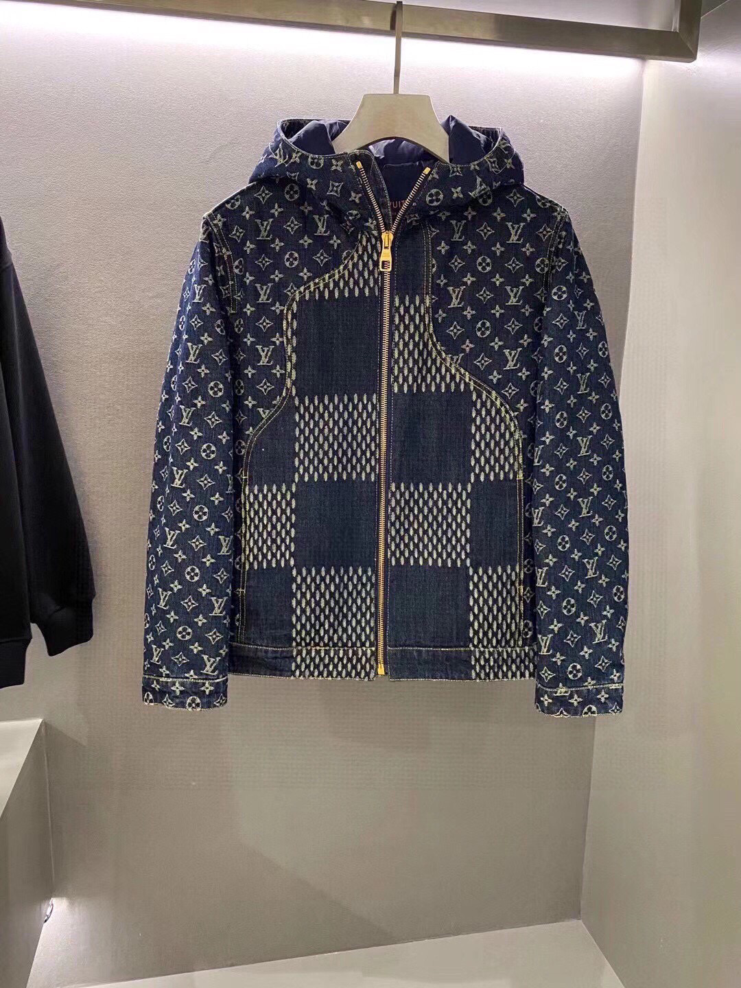 NO:711890,【LV】--Support replacement after the new year. Worn, washed, no tags, smelly, no after-sales service--Winter simple denim jacket, down jacket, 90 white duck down aristocratic high-level request order, high standard customization, the upper body is very stylish, classic and versatile, customer-supplied hardware, each has a unique logo, can be matched with any fashion in winter, a true top order, the version is also very good, slim version, highly recommended. 175 140 pounds wearing L  The maximum wear is about 190 pounds. It is recommended to state your height and weight to match the size. M-3XL., Louis Vuitton, jackets & coats, down jacket,19860909【 LV】--支持年后退换 穿过 洗过 没吊牌 有异味一律不售后--冬季简约 牛仔外套 羽绒服 90白鸭绒贵族高级别要求订单 高标准定制　上身非常有型 经典百搭 客供五金 每颗都有独特logo 冬季任何时装都可以搭配　真正的顶级订单 版型上也是非常的好 修身版型 强烈推荐.175 140斤穿L 最大穿190斤左右 .建 议报身高体重配码 .M-3XL.,,louis vuitton,jackets & coats,down jacket,,Men's clothing