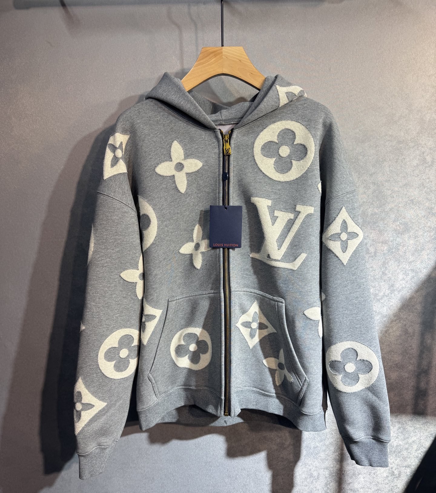 NO:711893,.-Supports exchange after the new year--LV hooded plus fleece jacket is the best choice for cutting-edge fashion. The presbyopia pattern inherits classics, intertwining fashion and history. Exquisite craftsmanship, every stitch and every thread shows luxurious quality. The hooded design is both casual and warm, adding chic charm to urban travel.  Whether you are strolling on a bustling street or attending a fashion party, it can make you stand out. The windproof fabric can withstand the cold wind; the loose fit accommodates various body shapes, giving you a free and unrestrained wearing experience. Wear the 1V hooded jacket to show your extraordinary taste, lead the trend, and embrace the peak of fashion. Size SML S size length 65 bust 124 shoulder width 64 M size length 66 bust 128 shoulder width 66 L length 67  Bust: 132cm, shoulder width: 68cm, Louis Vuitton, jackets & coats, hats,19860909.-支持年后退换--LV 连帽加绒外套,风尚前沿的不二之选.老花图案,传承经典,交织时尚与历史.精湛工艺,每一针每一线尽显奢华品质.连帽设计,随性与保暖兼具,为都市出行增添潇洒魅力. 无论是繁华街头的漫步,还是时尚聚会的登场,它皆能让你脱颖而出.防风面料,抵御凛冽寒风；宽松版型,包容多样身形,赋予你自由无拘的穿着体验.穿上 1V 连帽外套,彰显非凡品味,引领潮流走向,拥抱时尚巅峰. 码数SML S码衣长65 胸围124 肩宽64 M码衣长66 胸围128 肩宽66 L码衣长67 胸围132 肩宽68,,louis vuitton,jackets & coats,hats,,Men's clothing