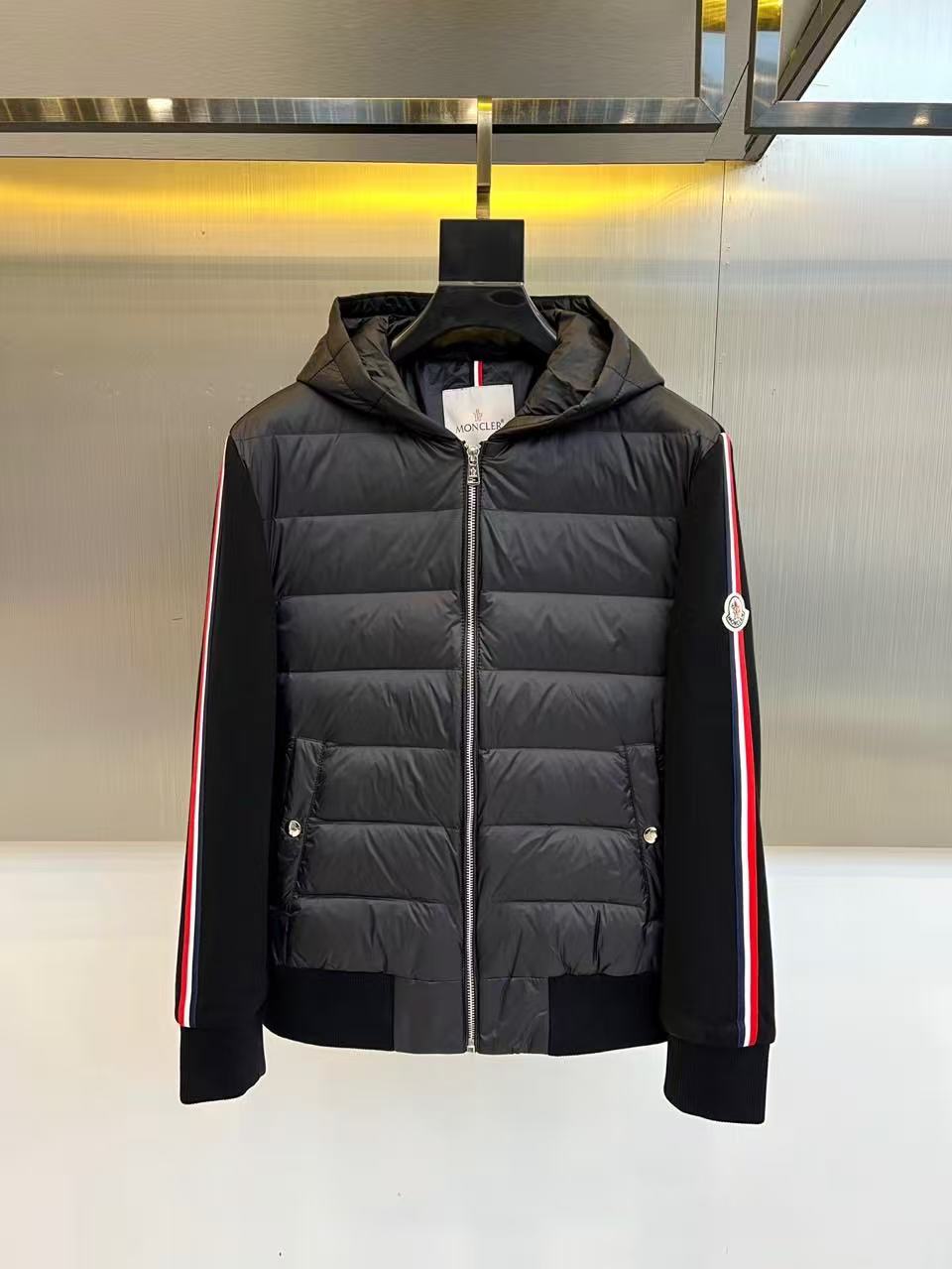 NO:711896,[Mask]--Support replacement after the new year. Worn, washed, no tags, no smell, no after-sales service--Autumn and winter simple. Down jacket, noble high-level request order, high standard customization, the upper body is very stylish, classic and versatile, customer-supplied hardware. Each one has a unique logo. It can be matched with any fashion in winter. A real top order. The version is also very good. Slim fit. Highly recommended. 175. Wear L for 140 pounds. The maximum wear is about 190 pounds.  .It is recommended to report your height and weight to match the size .M-3XL.,,Moncler,down jacket,19860909【 蒙口】--支持年后退换 穿过 洗过 没吊牌 有异味一律不售后--秋冬简约.羽绒服 贵族高级别要求订单 高标准定制　上身非常有型 经典百搭 客供五金 每颗都有独特logo 冬季任何时装都可以搭配　真正的顶级订单 版型上也是非常的好 修身版型 强烈推荐.175 140斤穿L 最大穿190斤左右 .建 议报身高体重配码 .M-3XL.,,Moncler,down jacket,,Men's clothing