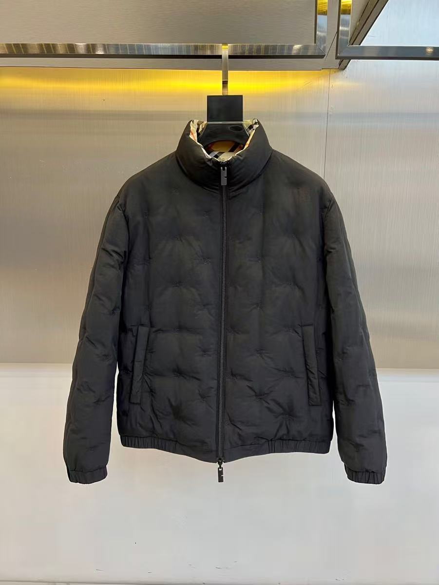 NO:711899,【Burberry】--Support replacement after the new year. Worn, washed, no tags, smelly, no after-sales service--Autumn and winter simple. Double-sided down jacket. 90 white duck down aristocratic high-level request order. High standard customization. The upper body is very stylish. Classic and versatile. Customer-supplied hardware. Each one has a unique logo. It can be matched with any fashion in winter. A true top order. The version is also very good. Slim version. Highly recommended. 175 140 pounds wearing L  The maximum wear is about 190 pounds. It is recommended to report your height and weight to match the size. M-3XL.,,burberry,down jacket,19860909【 巴宝莉】--支持年后退换 穿过 洗过 没吊牌 有异味一律不售后--秋冬简约.双面穿 羽绒服 90白鸭绒贵族高级别要求订单 高标准定制　上身非常有型 经典百搭 客供五金 每颗都有独特logo 冬季任何时装都可以搭配　真正的顶级订单 版型上也是非常的好 修身版型 强烈推荐.175 140斤穿L 最大穿190斤左右 .建 议报身高体重配码 .M-3XL.,,burberry,down jacket,,Men's clothing