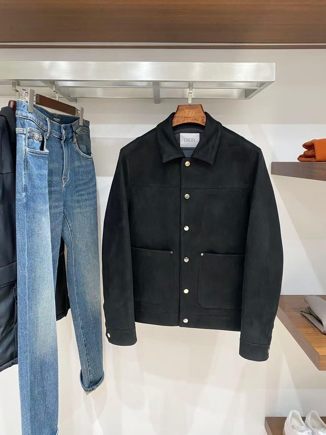 NO:711913,.--Support replacement after the new year, worn, washed, smelly, without tags, no after-sales service--Dior CD 25 autumn and winter fashionable elk leather down, filled with 80g-90 white duck down, light and stylish, not bloated, typical Italian style fashion, trading company channel premium product  The fabric selection and craftsmanship are very sophisticated, which is in line with the brand's century-old aesthetic tone. It is low-key and luxurious, elegant and noble. Every detail is a testament to the brand's own high-end sense. The whole body interprets the Italian minimalist, capable and outdoor functional style. It is both elegant and harmonious, and the upper body is full of shape. It is a treasure-level functional equipment that combines fashion sense and design sense. It creates a unique style item, improved pilot style design, classic and fashionable design, retro and age-reducing but very fashionable!  Fabrics imported from Italy. The texture is as delicate as baby skin. It has superior stiffness, is quite elegant and fashionable!  The color is light and versatile, the cut is smart and neat, the upper body instantly highlights the spirit, the style is full, and it can easily control various body types. It is a jacket that perfectly combines business commuting and outdoor leisure. It is a piece of equipment with extremely high wearability and attendance rate!  Color Black Apricot Size M L XL 2XL 3XL, dior, jackets & coats, down jacket,19860909.--支持年后退换 穿过 洗过 有异味 没吊牌一律不售后--迪奥 CD 25秋冬时尚麋鹿皮羽绒 内冲80g-90白鸭绒,轻薄有型,上身不臃肿,颇具意大利典型风格的时装,贸易公司渠道臻品 在面料选取和工艺方面都相当考究,极符合该品牌百年美学基调,低调且奢华,优雅且高贵,每一个细节都在力证品牌自身的高级感,通体将意式的极简、干练和户外功能性风格极致诠释,亦庄亦谐,上身型款十足,集时装感与设计感的一款宝藏级功能型装备,塑造出别具一格的造型单品,改良式的飞行员造型设计,经典又时尚设计,复古减龄又非常时髦！ 意大利客供进口面料.质感如婴儿皮肤一样细腻.挺括性优越,颇为优雅且时髦！配色轻熟百搭,版型剪裁干练利落,上身瞬间凸显出精神感,型款十足,轻松驾驭各种身型,商务通勤与户外休闲完美兼备的一款外套,属于实穿性出勤率极高的一款装备！ 颜色黑色 杏色 码数M L XL 2XL 3XL,,dior,jackets & coats,down jacket,,Men's clothing