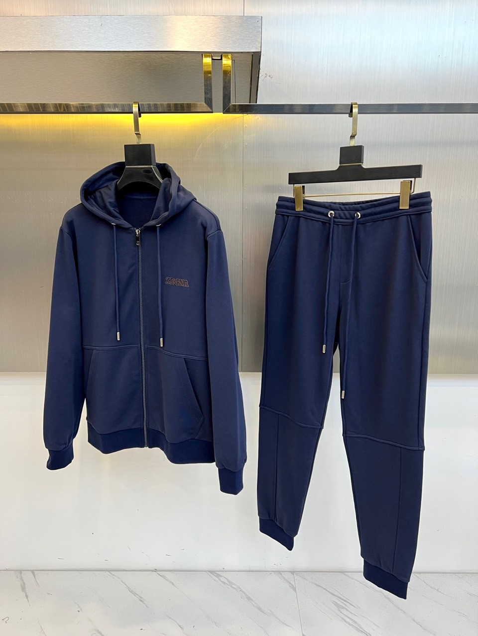 NO:711898,【Emenia Zegna】--Supports replacement after the year, worn, washed, smelly, no tags, no after-sales service--hot style a high-end!  Aristocratic Suit [Rose][Rose] Original quality exclusive high-quality suit from major brands, all of which are top-notch European and American designs and fabrics, works by the world's top designers, with elements of international fashion brands, embodying elegance, individuality, fashion [strong][strong][strong]. Our company does not attract customers with low prices, but starts with quality, taste, connotation and some top design elements. 175 140 catties, wearing L can wear 200 catties. Standard size  M-4XL.,,zegna,19860909【 杰尼亚】--支持年后退换 穿过 洗过 有异味 没吊牌一律不售后--爆款a 高端 ！贵族套装 [玫瑰][玫瑰]原单品质独家首选高品质各大品牌套装,全是欧美顶级爆款花色及面料手工,世界顶尖设计师作品,具备国际时尚大牌元素,体现高雅、个性、时尚[强][强][强].本公司不是以低价格吸引客户,是以品质、品味、内涵以及一些顶级设计元素为起点.175 140斤 穿L 可以穿200斤.标准尺码 M-4XL.,,zegna,,Men's clothing