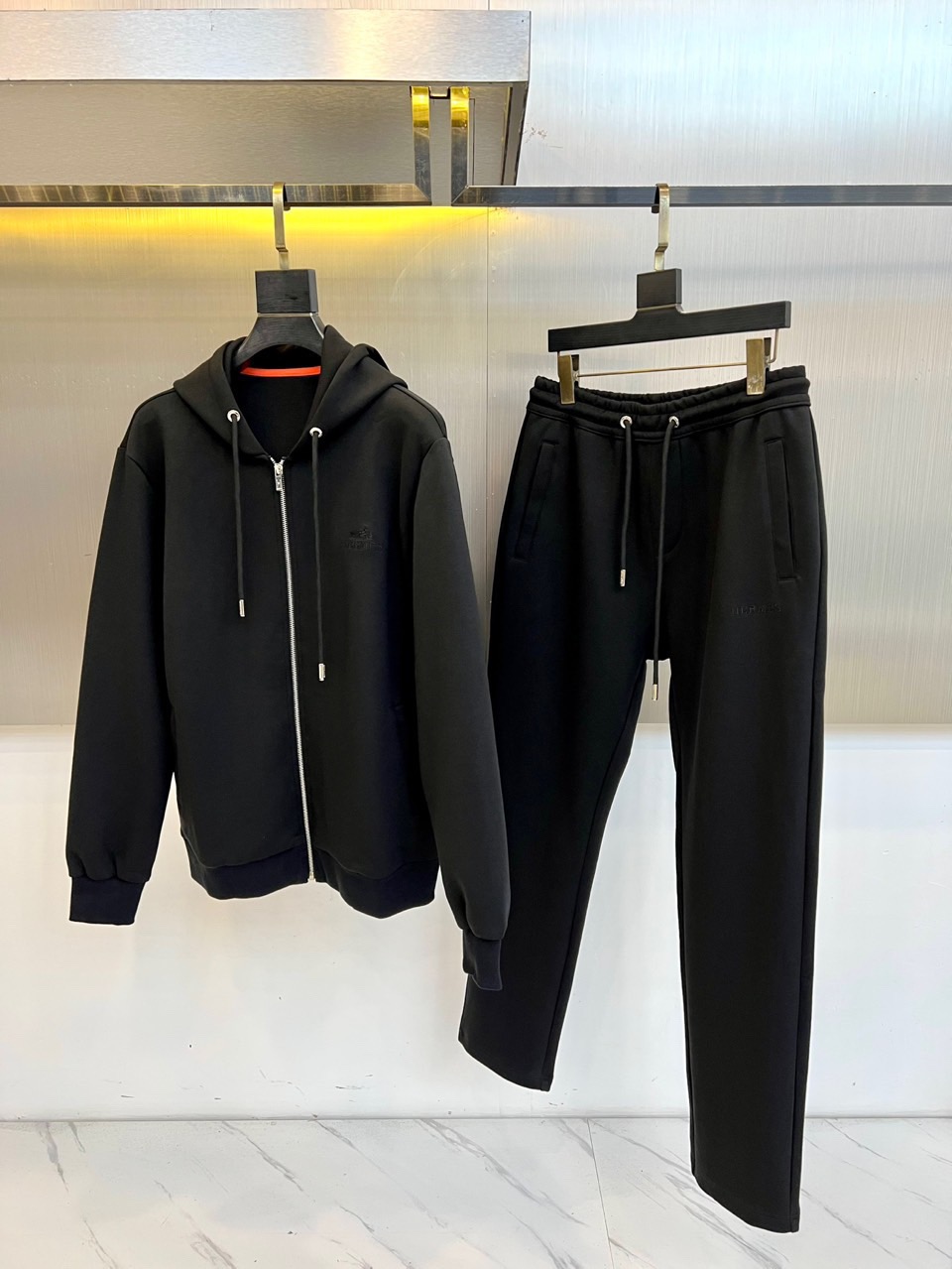 NO:711901,【Hermès】--Supports exchange after the year, worn, washed, smelly, no tag, no after-sales service--a hot model, high-end!  Aristocratic Suit [Rose][Rose] Original quality exclusive high-quality suit from major brands, all of which are top-notch European and American designs and fabrics, works by the world's top designers, with elements of international fashion brands, embodying elegance, individuality, fashion [strong][strong][strong]. Our company does not attract customers with low prices, but starts with quality, taste, connotation and some top design elements. 175 140 catties, wearing L can wear 200 catties. Standard size  M-4XL.,,hermes,19860909【 爱马仕】--支持年后退换 穿过 洗过 有异味 没吊牌一律不售后--爆款a 高端 ！贵族套装 [玫瑰][玫瑰]原单品质独家首选高品质各大品牌套装,全是欧美顶级爆款花色及面料手工,世界顶尖设计师作品,具备国际时尚大牌元素,体现高雅、个性、时尚[强][强][强].本公司不是以低价格吸引客户,是以品质、品味、内涵以及一些顶级设计元素为起点.175 140斤 穿L 可以穿200斤.标准尺码 M-4XL.,,hermes,,Men's clothing