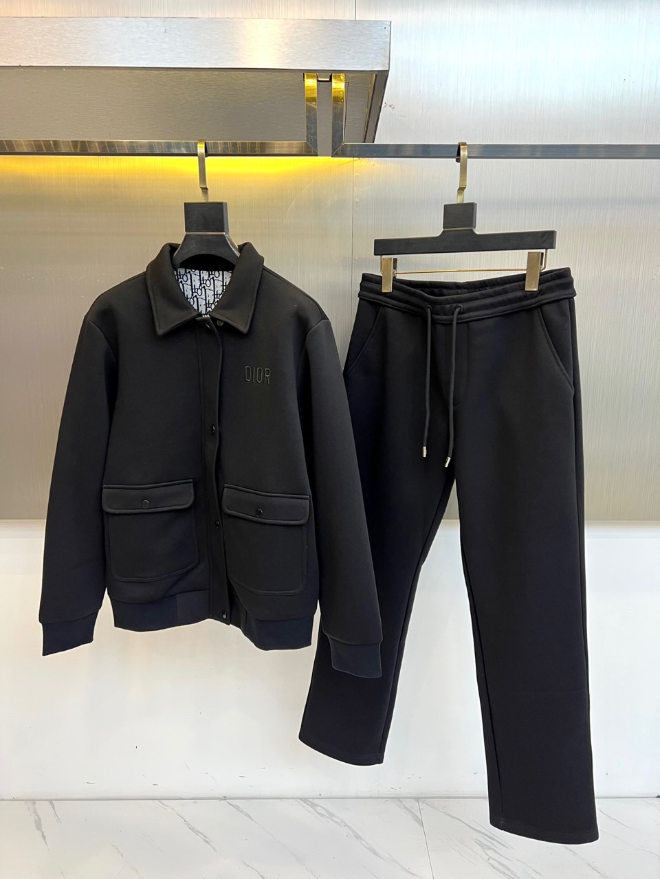 NO:711904,【Dior】--Supports replacement after the new year, worn, washed, smelly, no tags, no after-sales service--hot style a high-end!  Aristocratic Suit [Rose][Rose] Original quality exclusive high-quality suit from major brands, all of which are top-notch European and American designs and fabrics, works by the world's top designers, with elements of international fashion brands, embodying elegance, individuality, fashion [strong][strong][strong]. Our company does not attract customers with low prices, but starts with quality, taste, connotation and some top design elements. 175 140 catties, wearing L can wear 200 catties. Standard size  M-4XL.,,dior,19860909【 迪奥】--支持年后退换 穿过 洗过 有异味 没吊牌一律不售后--爆款a 高端 ！贵族套装 [玫瑰][玫瑰]原单品质独家首选高品质各大品牌套装,全是欧美顶级爆款花色及面料手工,世界顶尖设计师作品,具备国际时尚大牌元素,体现高雅、个性、时尚[强][强][强].本公司不是以低价格吸引客户,是以品质、品味、内涵以及一些顶级设计元素为起点.175 140斤 穿L 可以穿200斤.标准尺码 M-4XL.,,dior,,Men's clothing