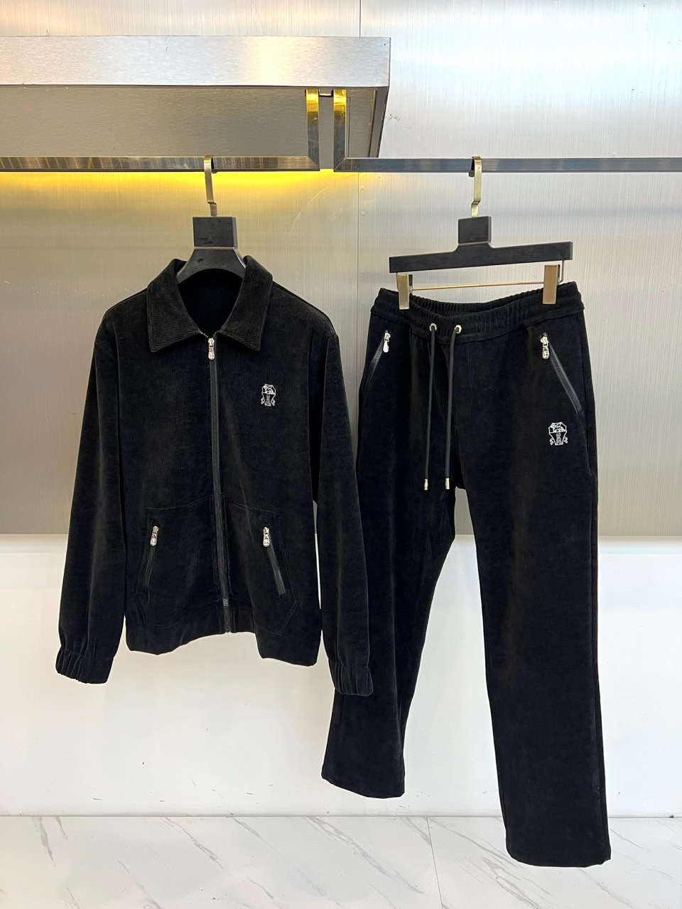 NO:711910,【BC】--Supports replacement after the year, worn, washed, smelly, no tags, no after-sales service--hot style a high-end!  Aristocratic Suit [Rose][Rose] Original quality exclusive high-quality suit from major brands, all of which are top-notch European and American designs and fabrics, works by the world's top designers, with elements of international fashion brands, embodying elegance, individuality, fashion [strong][strong][strong]. Our company does not attract customers with low prices, but starts with quality, taste, connotation and some top design elements. 175 140 catties, wearing L can wear 200 catties. Standard size  M-4XL.,,19860909【 BC】--支持年后退换 穿过 洗过 有异味 没吊牌一律不售后--爆款a 高端 ！贵族套装 [玫瑰][玫瑰]原单品质独家首选高品质各大品牌套装,全是欧美顶级爆款花色及面料手工,世界顶尖设计师作品,具备国际时尚大牌元素,体现高雅、个性、时尚[强][强][强].本公司不是以低价格吸引客户,是以品质、品味、内涵以及一些顶级设计元素为起点.175 140斤 穿L 可以穿200斤.标准尺码 M-4XL.,,,Men's clothing