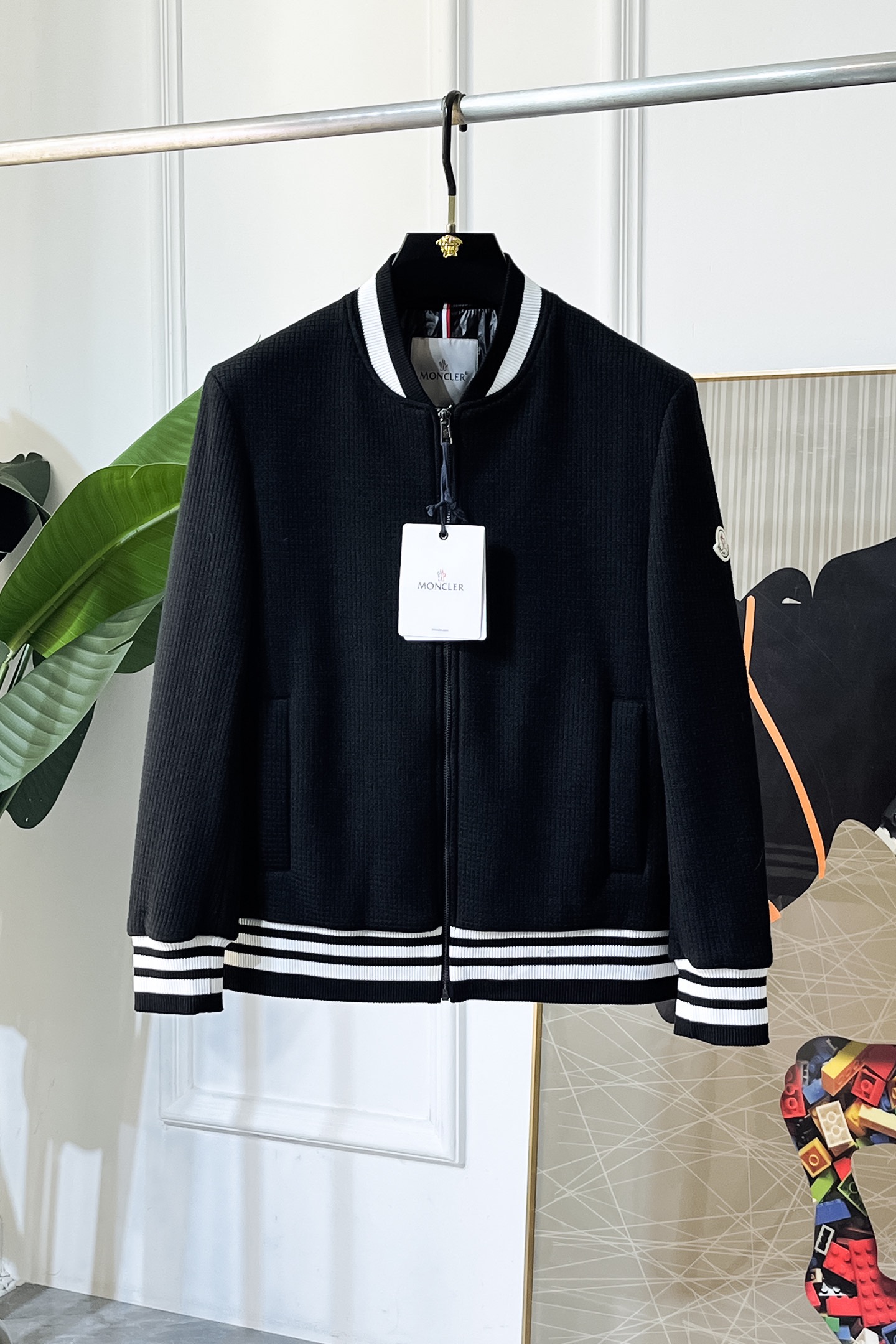 NO:729933,[Mask]--Support replacement after the new year. Worn, washed, no tags, smelly, no after-sales service--Autumn and winter simple. Double-sided down jacket. 90 white duck down aristocratic high-level request order. High standard customization. The upper body is very stylish. Classic and versatile. Customer-supplied hardware. Each piece has a unique logo. It can be matched with any fashion in winter. A true top order. The version is also very good. Slim fit. Highly recommended. 175 140 pounds wearing L  The maximum wear is about 190 pounds. It is recommended to indicate your height and weight to match the size. M-3XL., Moncler, down jacket,19860909【 蒙口】--支持年后退换 穿过 洗过 没吊牌 有异味一律不售后--秋冬简约.双面穿 羽绒服 90白鸭绒贵族高级别要求订单 高标准定制　上身非常有型 经典百搭 客供五金 每颗都有独特logo 冬季任何时装都可以搭配　真正的顶级订单 版型上也是非常的好 修身版型 强烈推荐.175 140斤穿L 最大穿190斤左右 .建 议报身高体重配码 .M-3XL.,,Moncler,down jacket,,Men's clothing