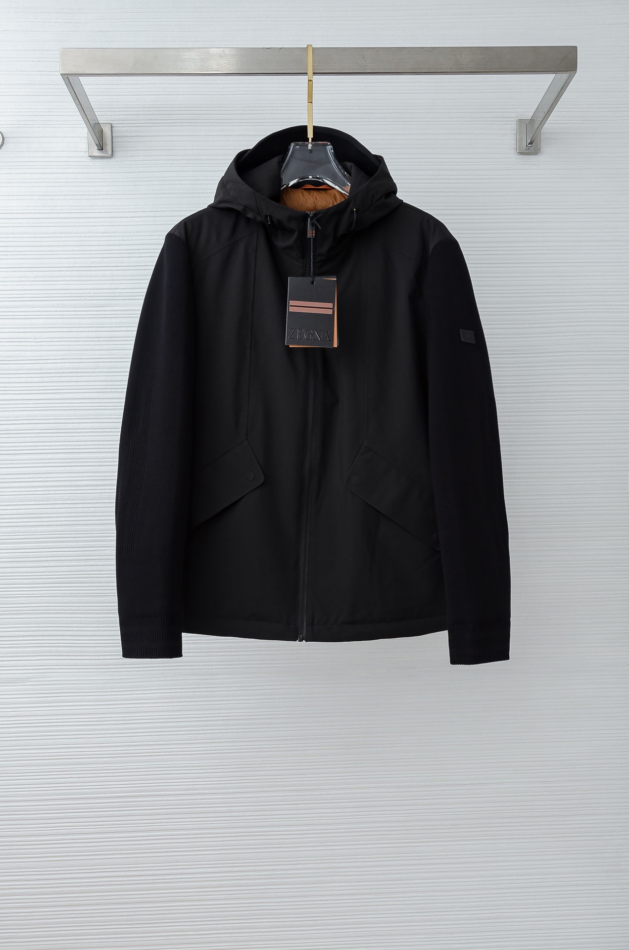 NO:729963,.Zegna - supports exchange after the end of the year - 25 autumn and winter fashionable hooded jacket with knitted light down, filled with 80g-90 white duck down, light and stylish, not bloated on the upper body, quite typical Italian style fashion, trading company channel premium product  The fabric selection and craftsmanship are very sophisticated, which is in line with the aesthetic tone of the Z family. It is low-key and luxurious, elegant and noble. Every detail is a testament to the brand's own high-end sense. The whole body interprets the Italian minimalist, capable and outdoor functional style. It is both elegant and harmonious, and the upper body is full of shape. It is a treasure-level functional equipment that combines fashion sense and design sense. It creates a unique style item, improved pilot style design, classic lapel design, retro and age-reducing and very fashionable!  Fabrics imported from Italy. The texture is as delicate as baby skin. It has superior stiffness, is quite elegant and fashionable!  The color is light and versatile, the cut is smart and neat, the upper body instantly highlights the spirit, the style is full, and it can easily control various body types. It is a jacket that perfectly combines business commuting and outdoor leisure. It is a piece of equipment with extremely high wearability and attendance rate!  Color Black Size M L XL 2XL 3XL,,zegna,jackets & coats,jackets & coats,down jacket,hats,19860909.Zegna 杰尼亚 --支持年后退换--25秋冬时尚连帽夹克拼针织轻薄羽绒 内冲80g-90白鸭绒,轻薄有型,上身不臃肿,颇具意大利典型风格的时装,贸易公司渠道臻品 在面料选取和工艺方面都相当考究,极符合Z家族美学基调,低调且奢华,优雅且高贵,每一个细节都在力证品牌自身的高级感,通体将意式的极简、干练和户外功能性风格极致诠释,亦庄亦谐,上身型款十足,集时装感与设计感的一款宝藏级功能型装备,塑造出别具一格的造型单品,改良式的飞行员造型设计,经典的翻领设计,复古减龄又非常时髦！ 意大利客供进口面料.质感如婴儿皮肤一样细腻.挺括性优越,颇为优雅且时髦！配色轻熟百搭,版型剪裁干练利落,上身瞬间凸显出精神感,型款十足,轻松驾驭各种身型,商务通勤与户外休闲完美兼备的一款外套,属于实穿性出勤率极高的一款装备！ 颜色黑色 码数M L XL 2XL 3XL,,zegna,jackets & coats,jackets & coats,down jacket,hats,,Men's clothing